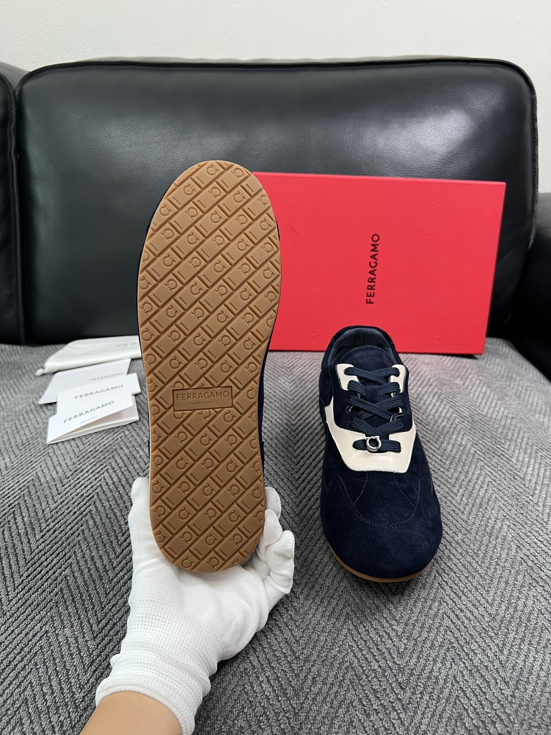 Ferragamo  高品质  顶级工艺品  菲拉格慕   专柜同步发售原厂配置，意大利进口原版牛皮，进口水染牛里 ，鞋