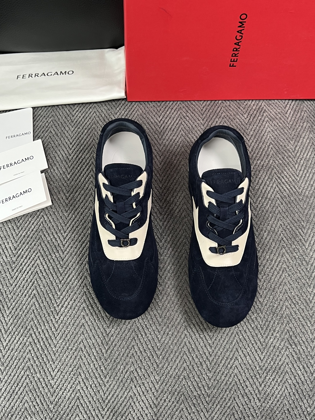 Ferragamo  高品质  顶级工艺品  菲拉格慕   专柜同步发售原厂配置，意大利进口原版牛皮，进口水染牛里 ，鞋