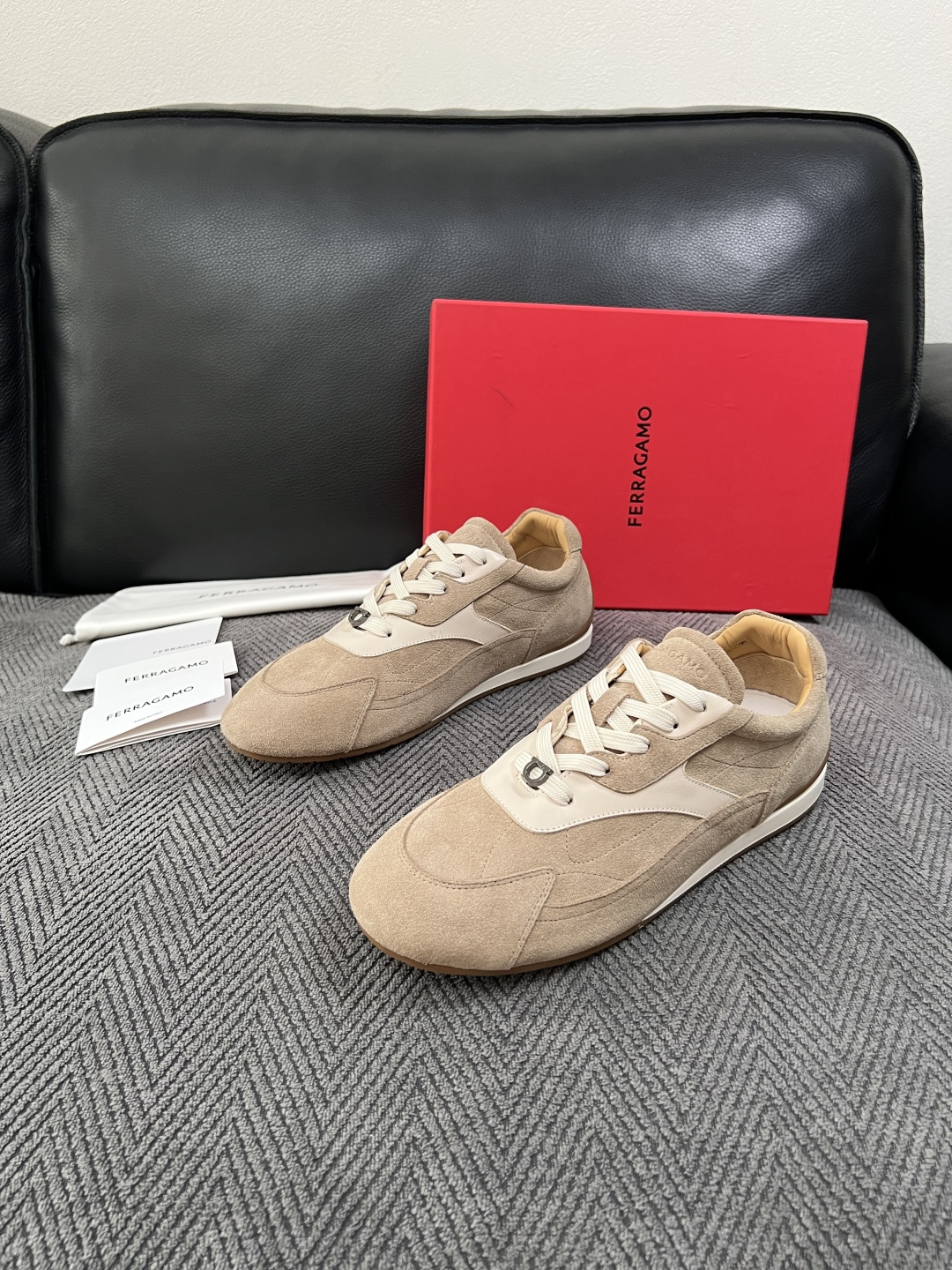 Ferragamo  高品质  顶级工艺品  菲拉格慕   专柜同步发售原厂配置，意大利进口原版牛皮，进口水染牛里 ，鞋