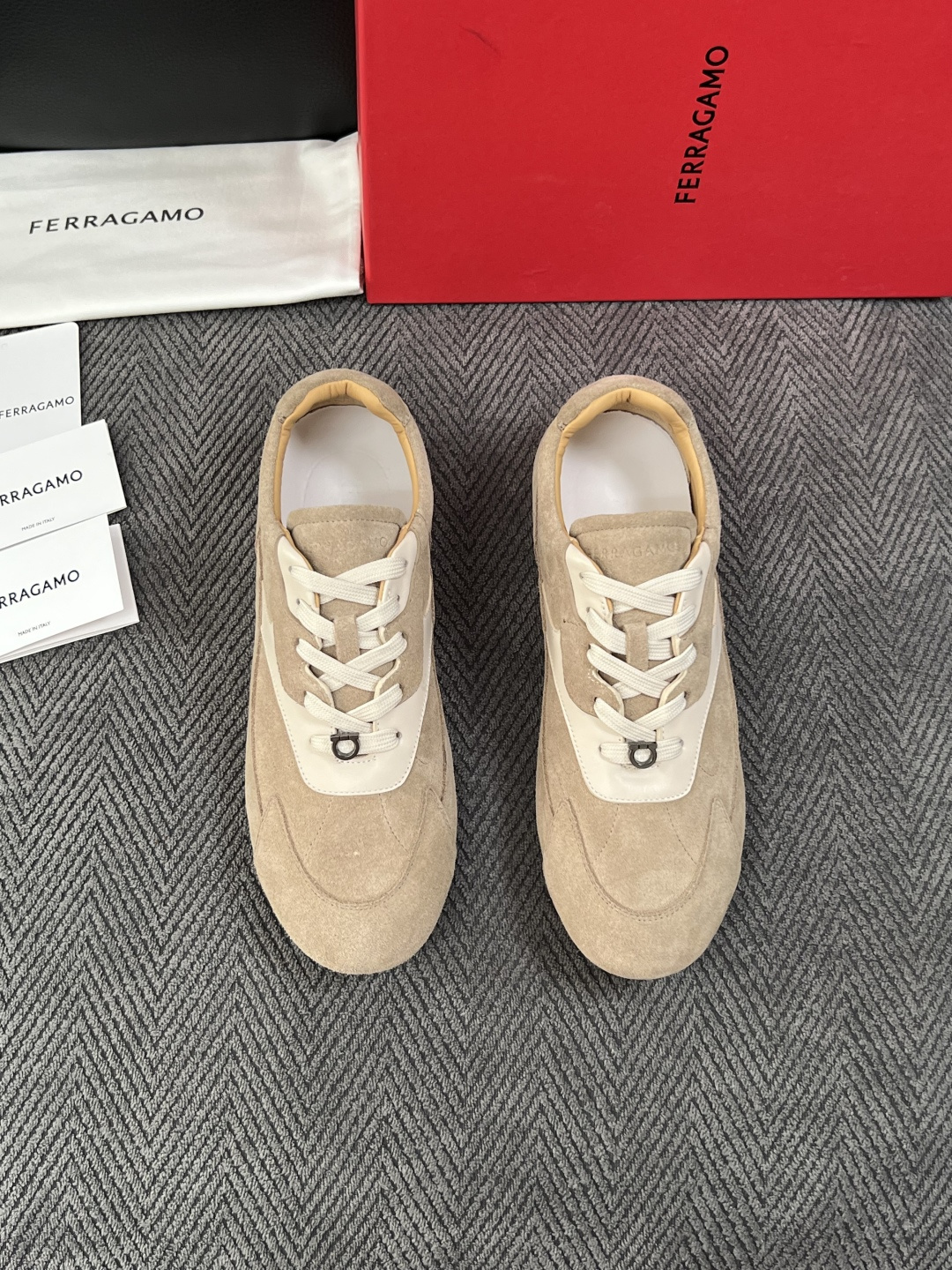Ferragamo  高品质  顶级工艺品  菲拉格慕   专柜同步发售原厂配置，意大利进口原版牛皮，进口水染牛里 ，鞋