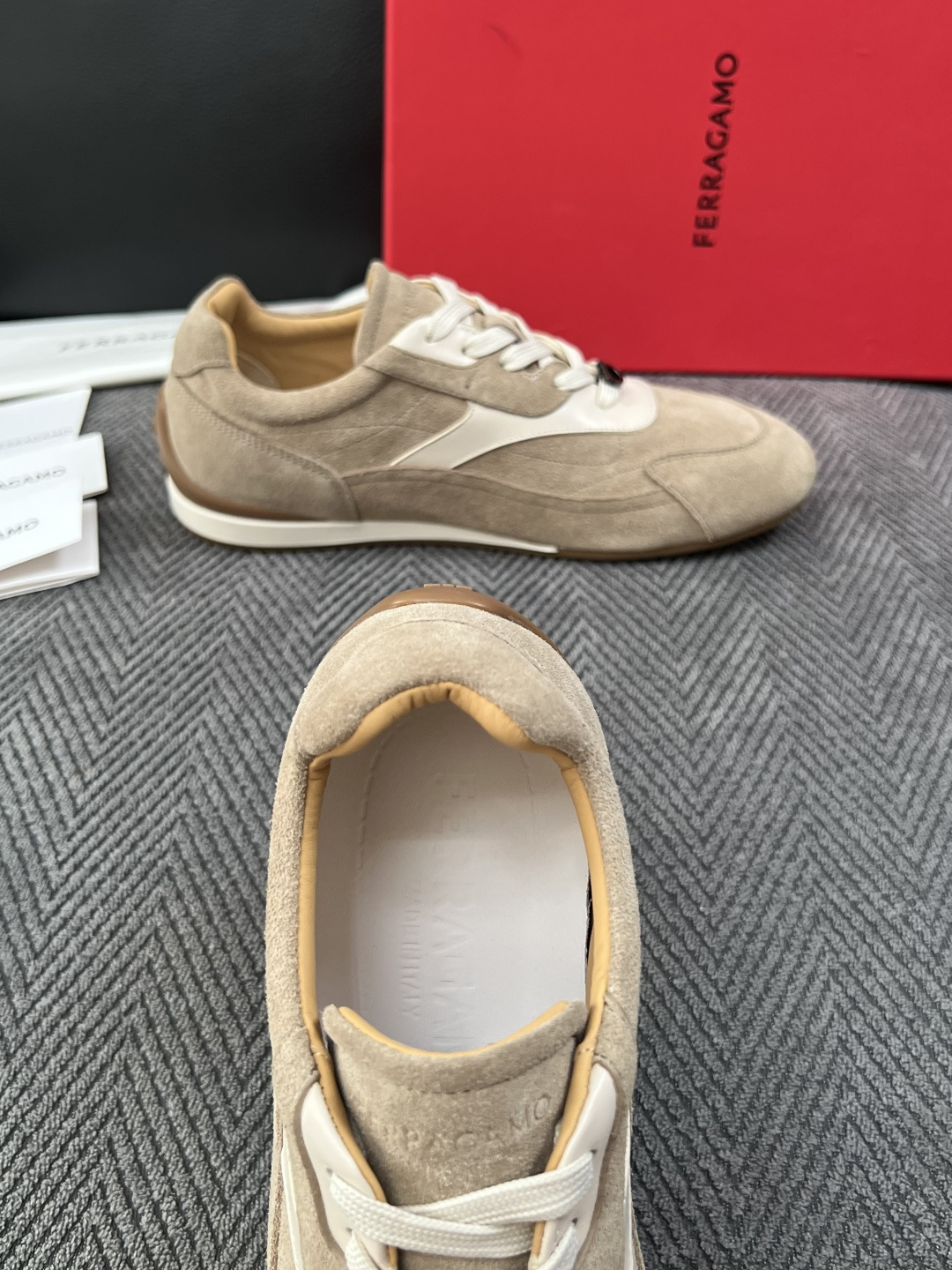 Ferragamo  高品质  顶级工艺品  菲拉格慕   专柜同步发售原厂配置，意大利进口原版牛皮，进口水染牛里 ，鞋