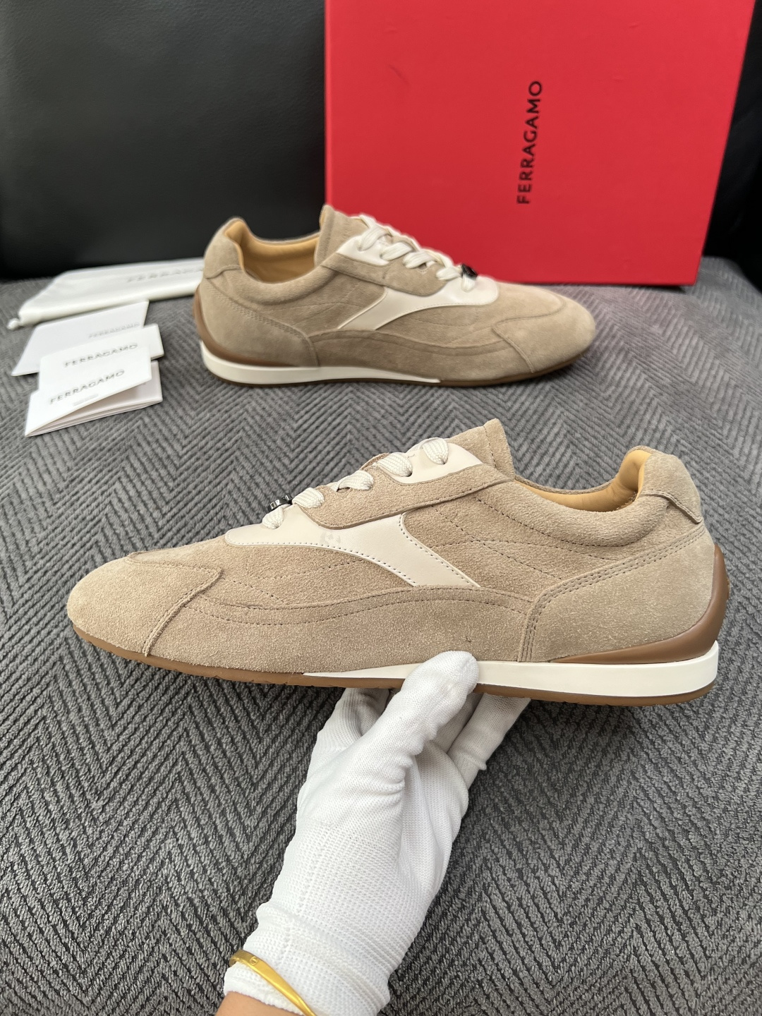Ferragamo  高品质  顶级工艺品  菲拉格慕   专柜同步发售原厂配置，意大利进口原版牛皮，进口水染牛里 ，鞋