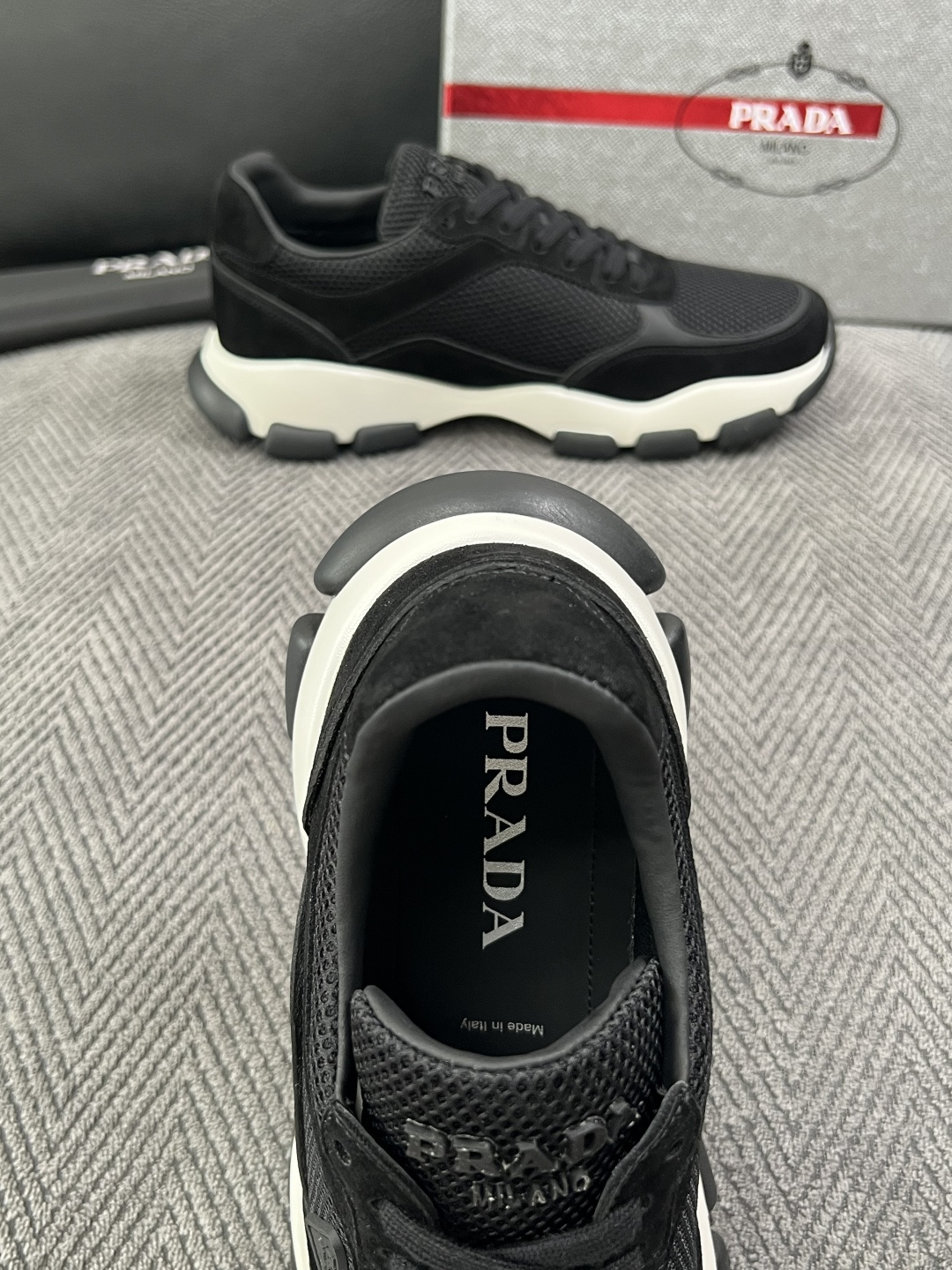 PRADA  高品质  顶级工艺品 普拉达 专柜同步 原厂配置，意大利进口原版牛皮面料，透气舒适进口水染牛里垫，鞋底：原