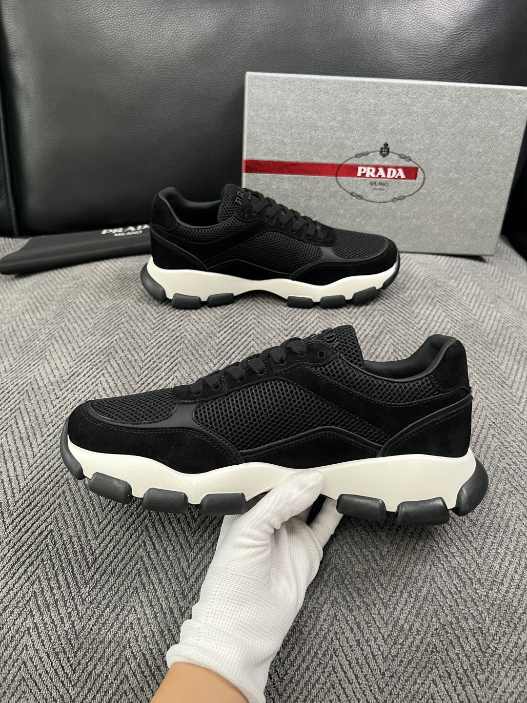 PRADA  高品质  顶级工艺品 普拉达 专柜同步 原厂配置，意大利进口原版牛皮面料，透气舒适进口水染牛里垫，鞋底：原
