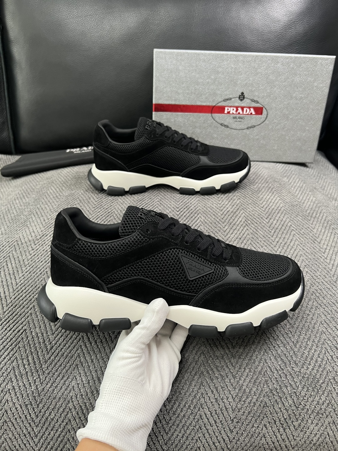 PRADA  高品质  顶级工艺品 普拉达 专柜同步 原厂配置，意大利进口原版牛皮面料，透气舒适进口水染牛里垫，鞋底：原