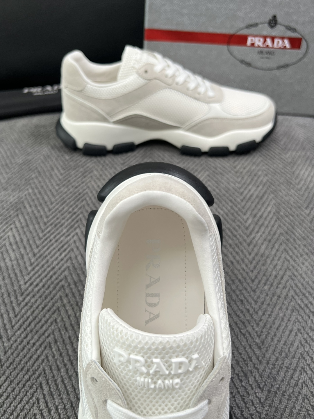 PRADA  高品质  顶级工艺品 普拉达 专柜同步 原厂配置，意大利进口原版牛皮面料，透气舒适进口水染牛里垫，鞋底：原