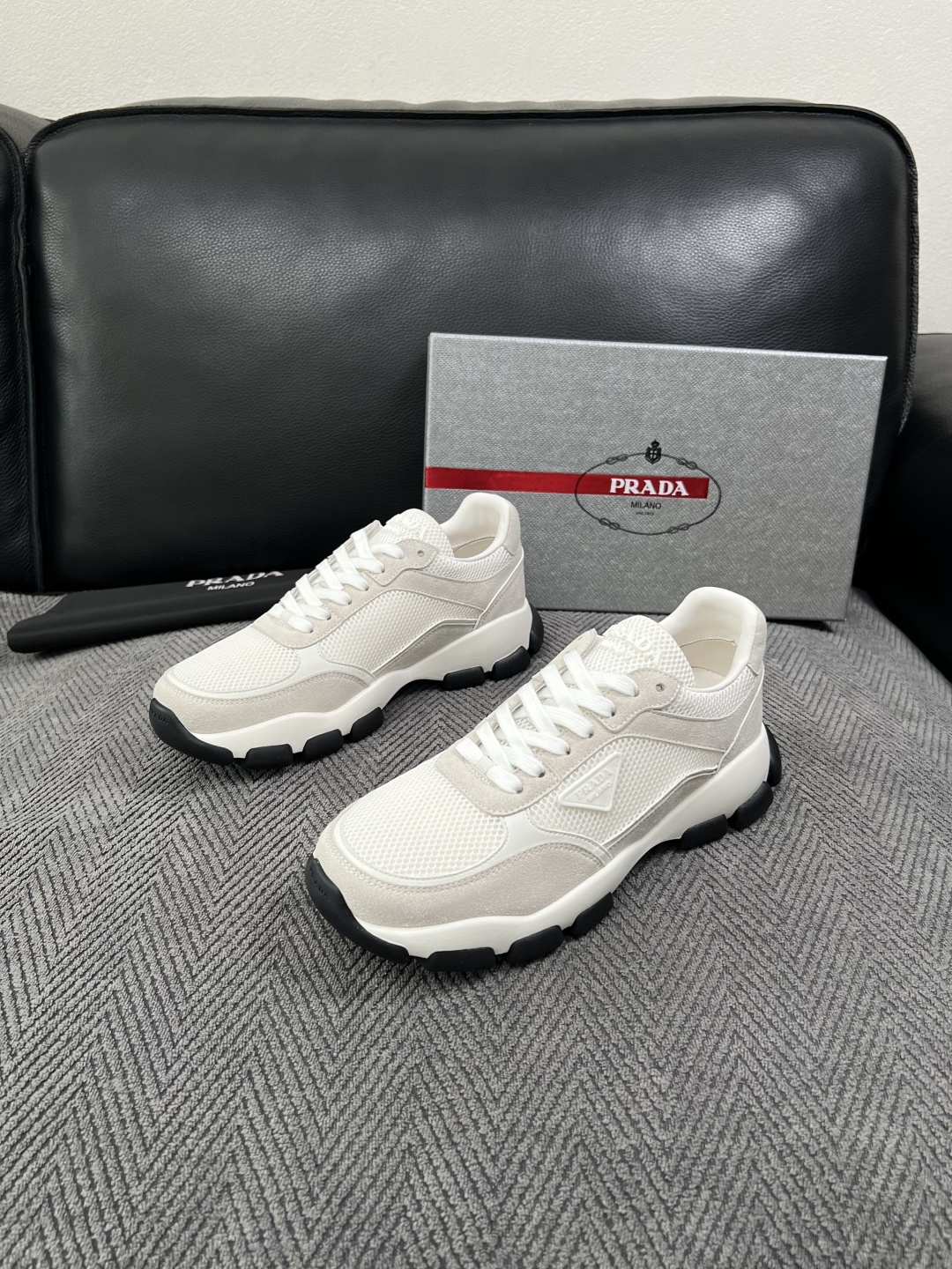 PRADA  高品质  顶级工艺品 普拉达 专柜同步 原厂配置，意大利进口原版牛皮面料，透气舒适进口水染牛里垫，鞋底：原