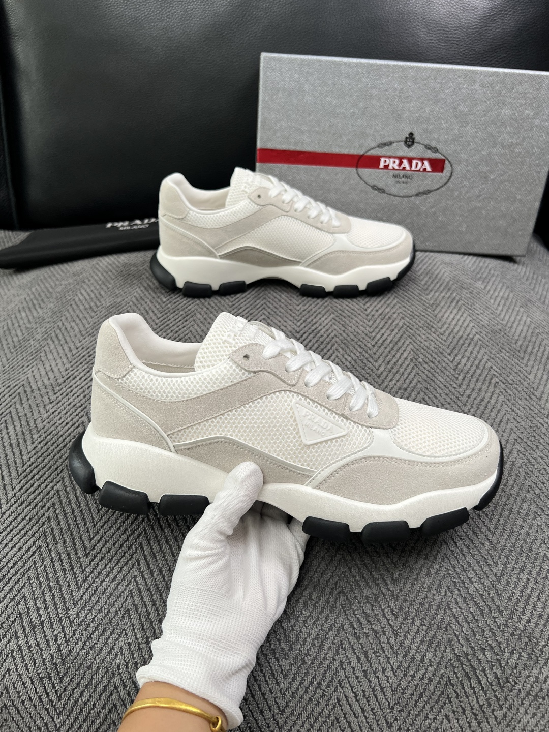 PRADA  高品质  顶级工艺品 普拉达 专柜同步 原厂配置，意大利进口原版牛皮面料，透气舒适进口水染牛里垫，鞋底：原