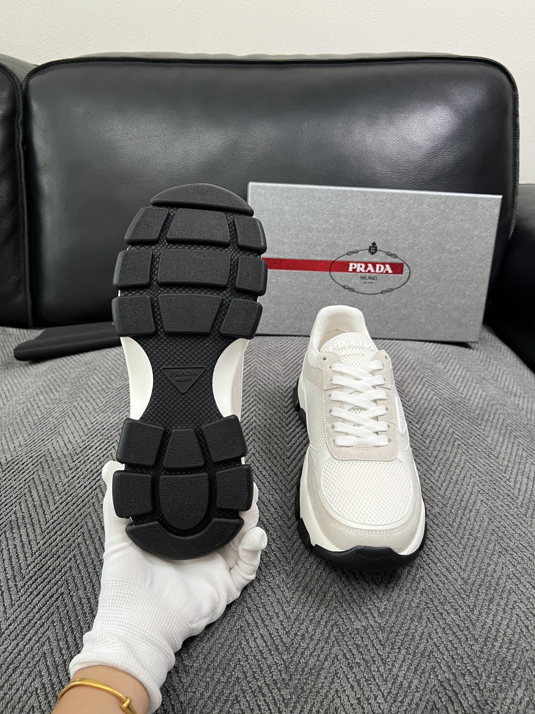 PRADA  高品质  顶级工艺品 普拉达 专柜同步 原厂配置，意大利进口原版牛皮面料，透气舒适进口水染牛里垫，鞋底：原