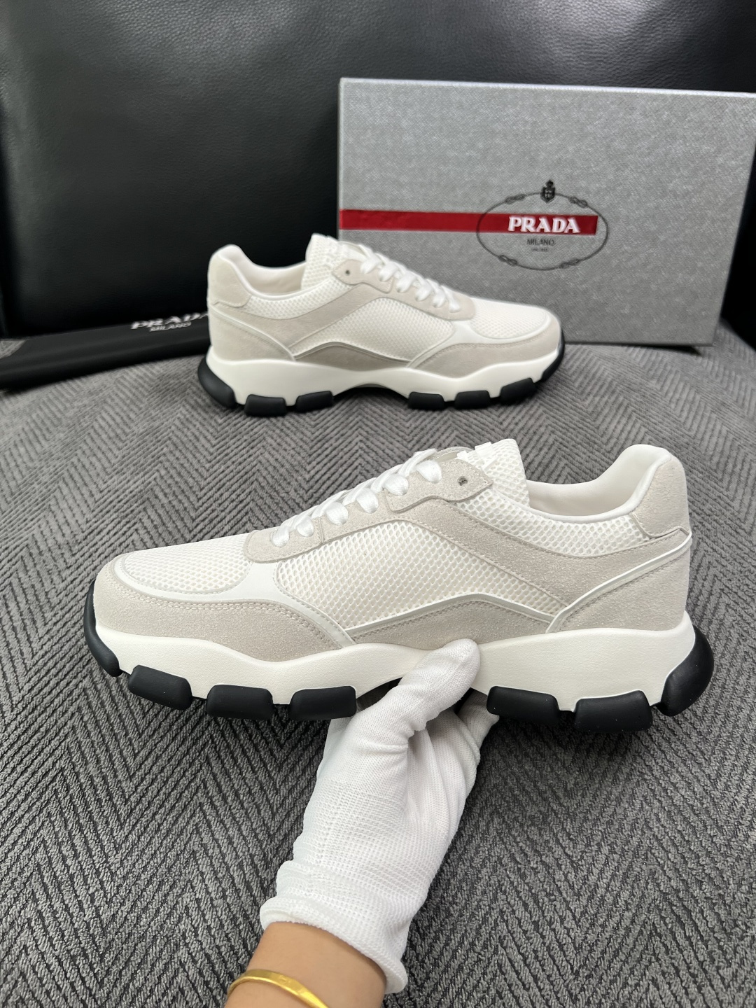 PRADA  高品质  顶级工艺品 普拉达 专柜同步 原厂配置，意大利进口原版牛皮面料，透气舒适进口水染牛里垫，鞋底：原