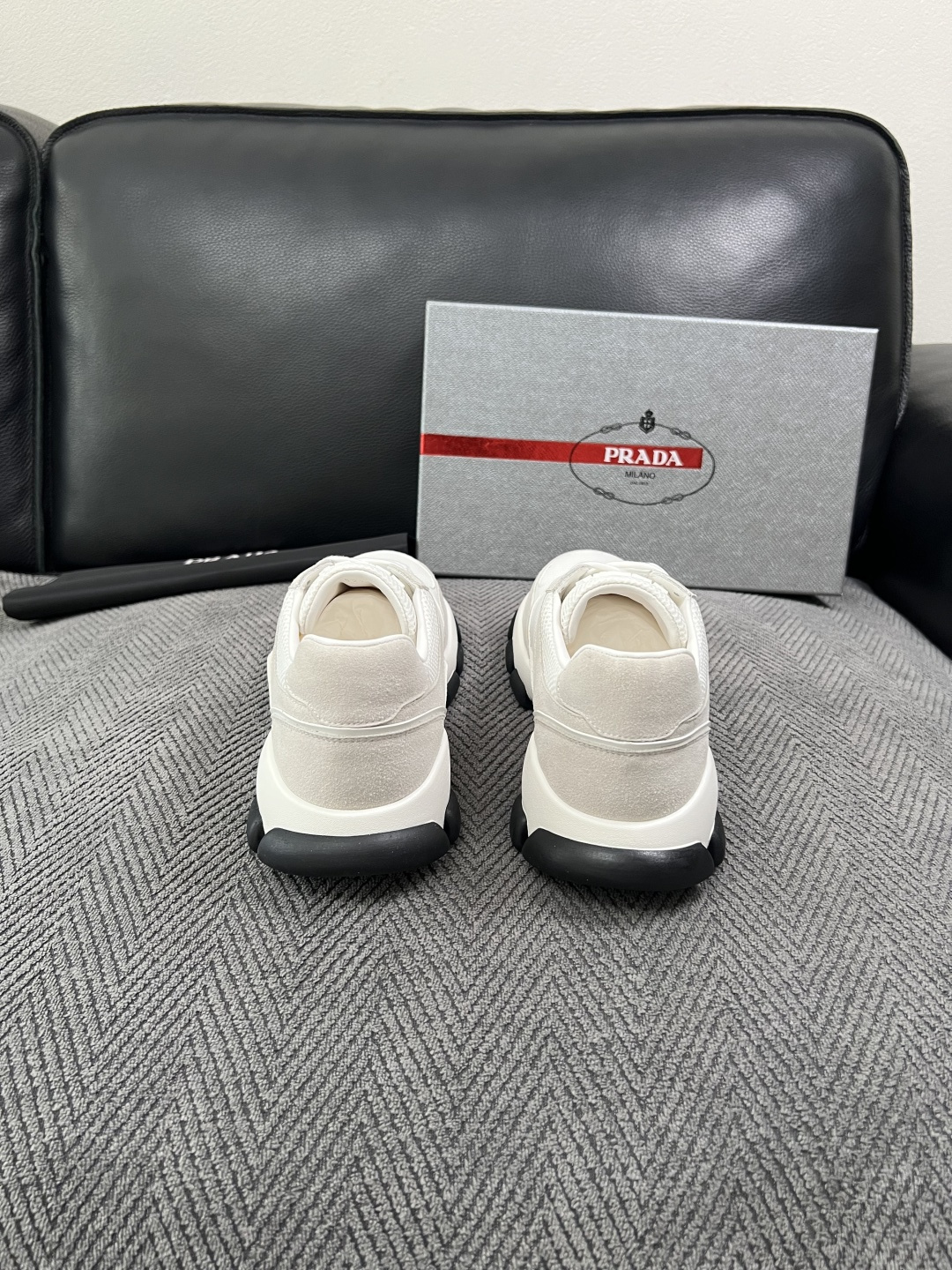 PRADA  高品质  顶级工艺品 普拉达 专柜同步 原厂配置，意大利进口原版牛皮面料，透气舒适进口水染牛里垫，鞋底：原