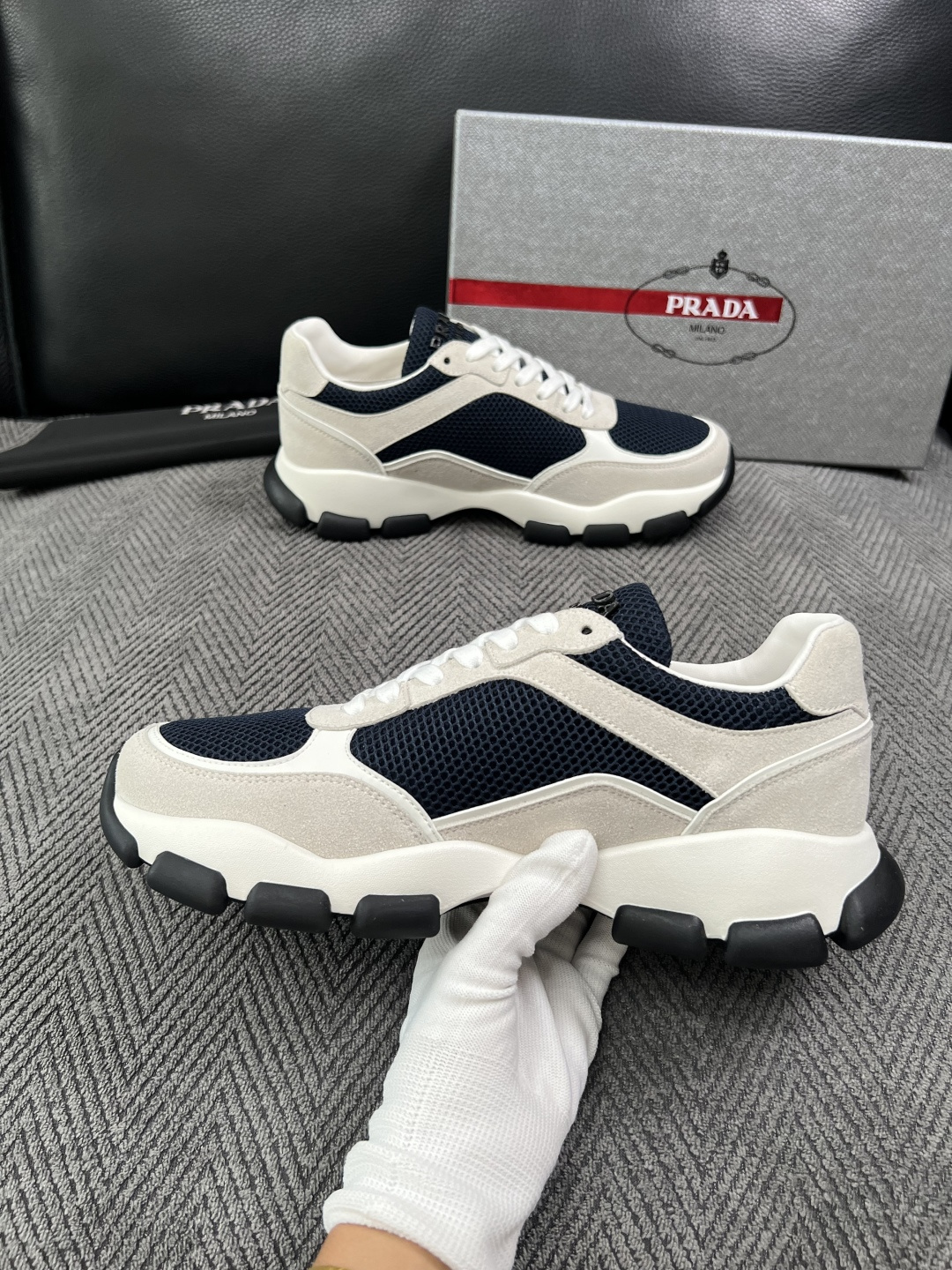 PRADA  高品质  顶级工艺品 普拉达 专柜同步 原厂配置，意大利进口原版牛皮面料，透气舒适进口水染牛里垫，鞋底：原