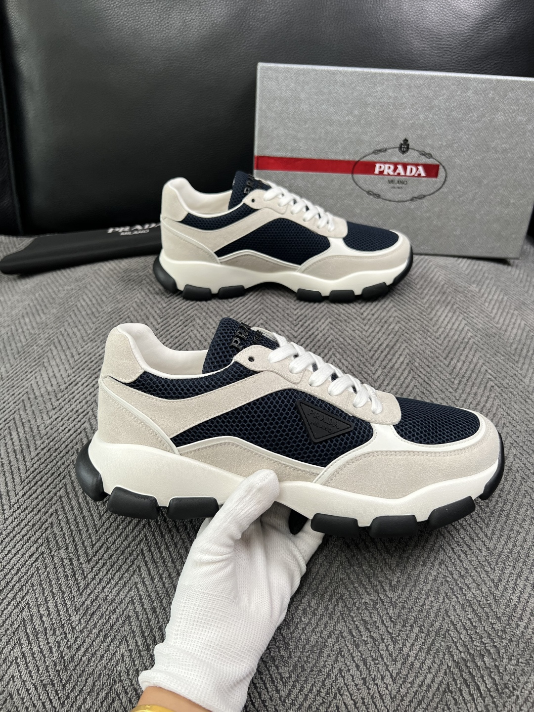 PRADA  高品质  顶级工艺品 普拉达 专柜同步 原厂配置，意大利进口原版牛皮面料，透气舒适进口水染牛里垫，鞋底：原