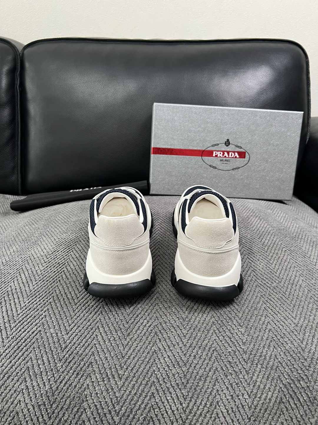 PRADA  高品质  顶级工艺品 普拉达 专柜同步 原厂配置，意大利进口原版牛皮面料，透气舒适进口水染牛里垫，鞋底：原
