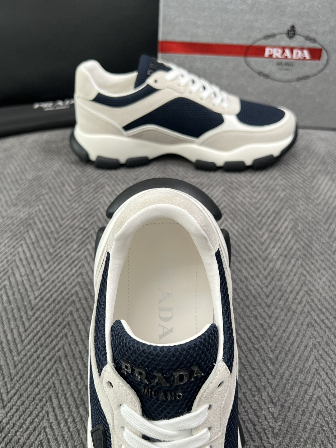 PRADA  高品质  顶级工艺品 普拉达 专柜同步 原厂配置，意大利进口原版牛皮面料，透气舒适进口水染牛里垫，鞋底：原