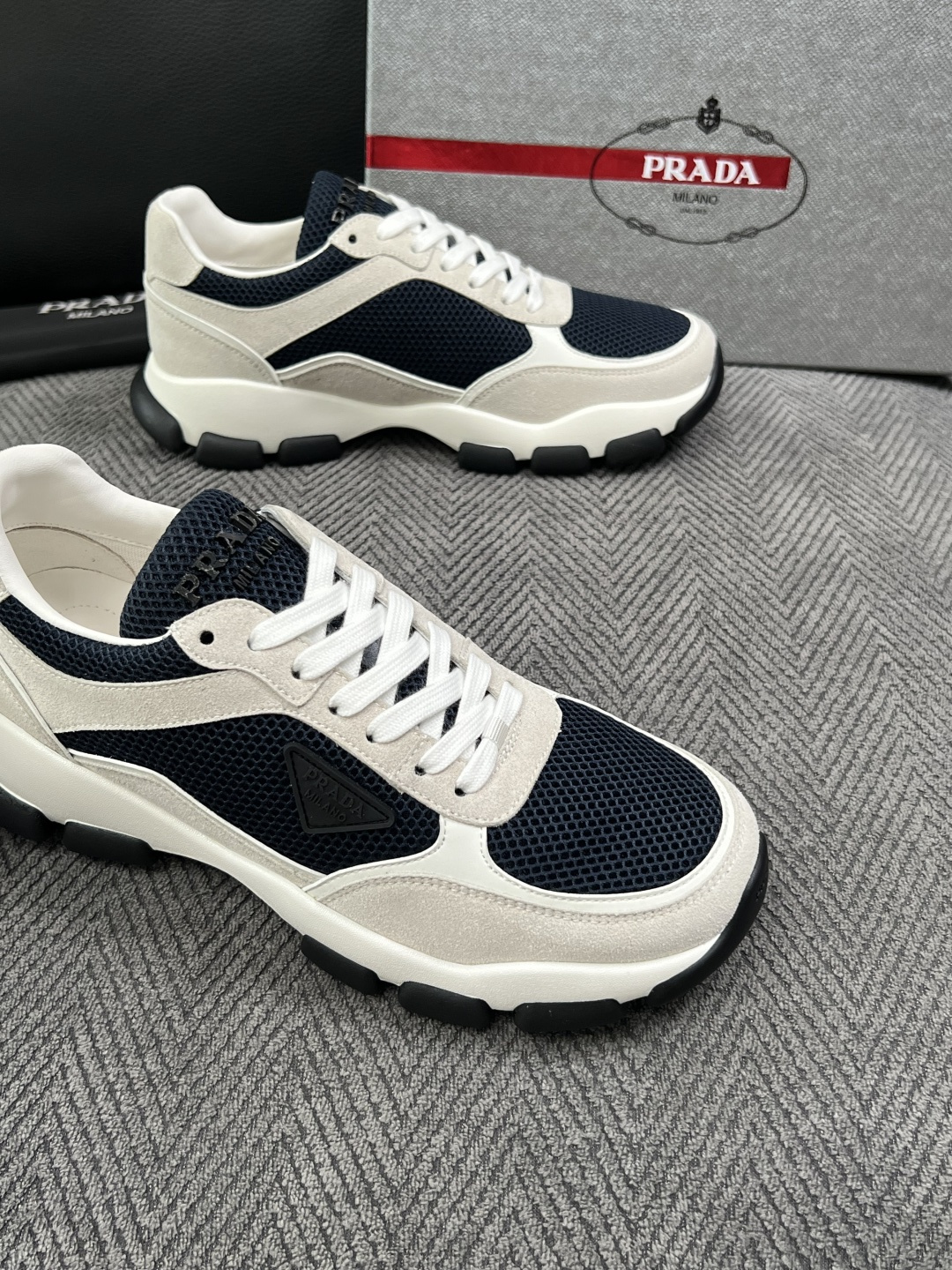 PRADA  高品质  顶级工艺品 普拉达 专柜同步 原厂配置，意大利进口原版牛皮面料，透气舒适进口水染牛里垫，鞋底：原