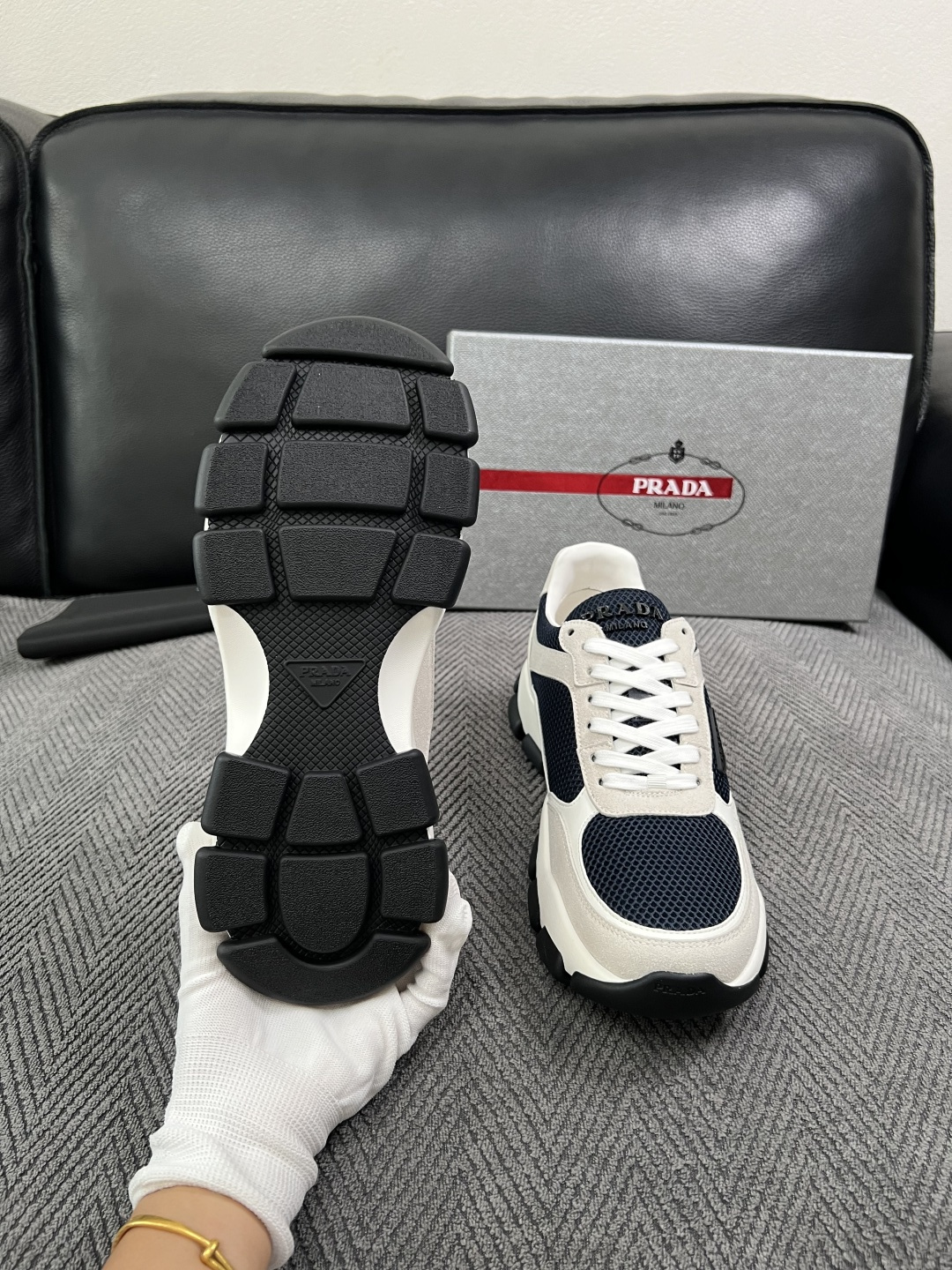 PRADA  高品质  顶级工艺品 普拉达 专柜同步 原厂配置，意大利进口原版牛皮面料，透气舒适进口水染牛里垫，鞋底：原