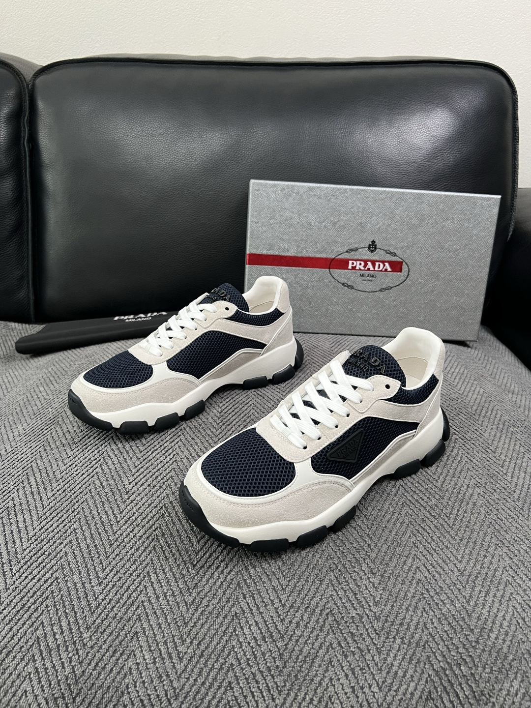 PRADA  高品质  顶级工艺品 普拉达 专柜同步 原厂配置，意大利进口原版牛皮面料，透气舒适进口水染牛里垫，鞋底：原
