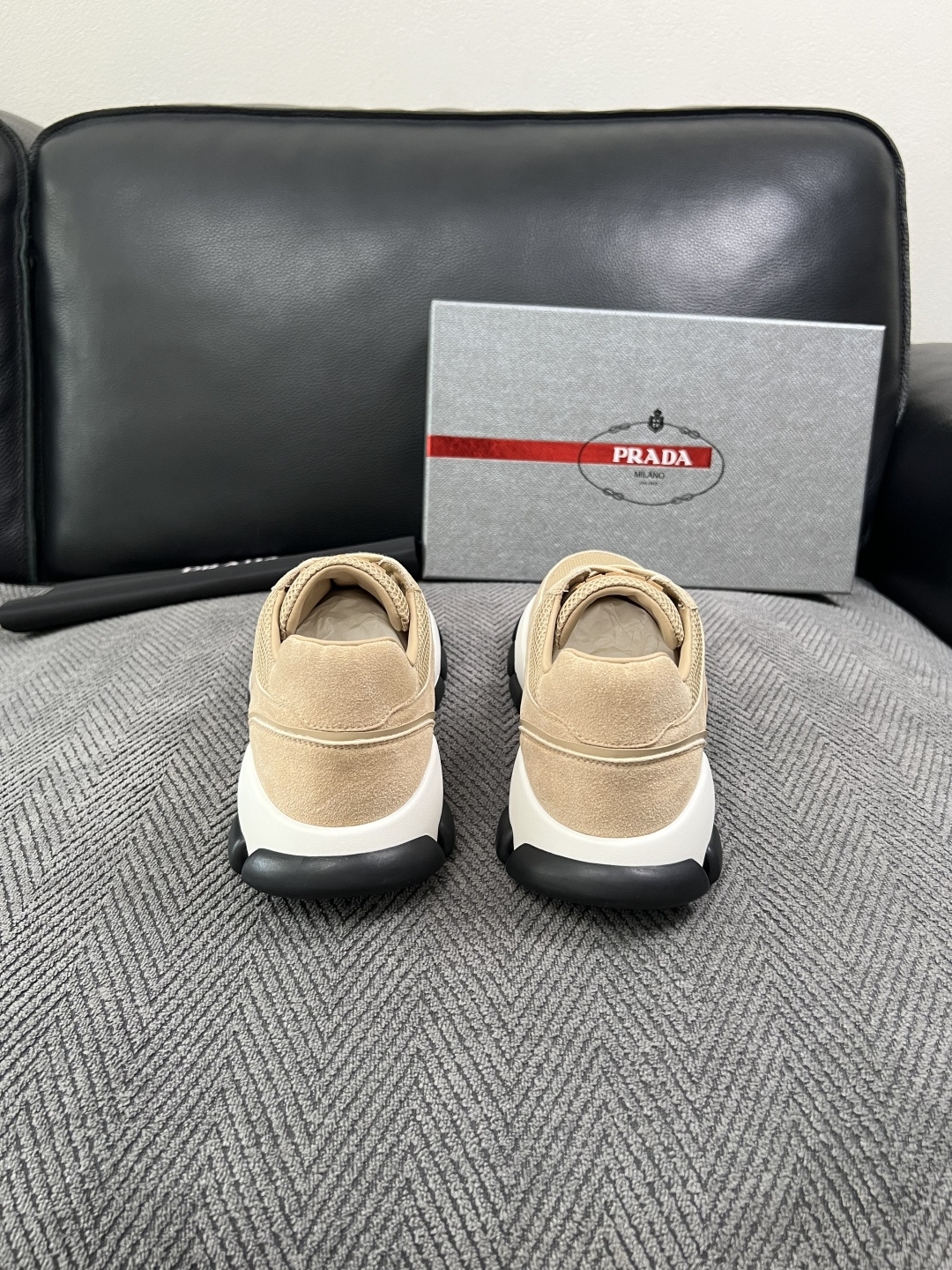 PRADA  高品质  顶级工艺品 普拉达 专柜同步 原厂配置，意大利进口原版牛皮面料，透气舒适进口水染牛里垫，鞋底：原
