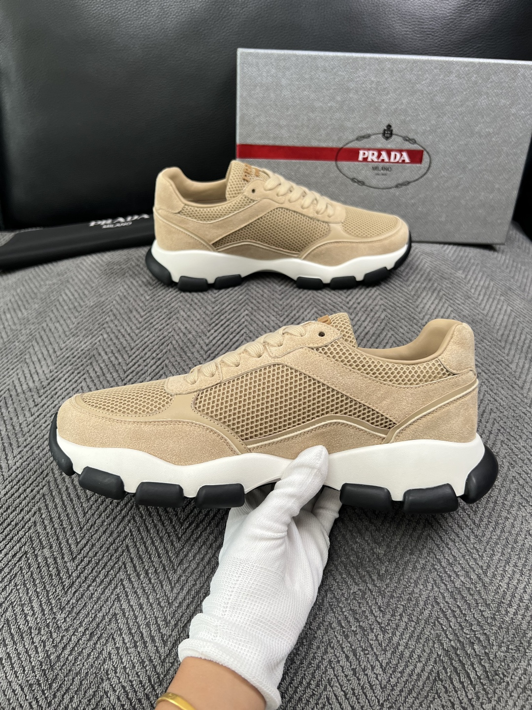 PRADA  高品质  顶级工艺品 普拉达 专柜同步 原厂配置，意大利进口原版牛皮面料，透气舒适进口水染牛里垫，鞋底：原