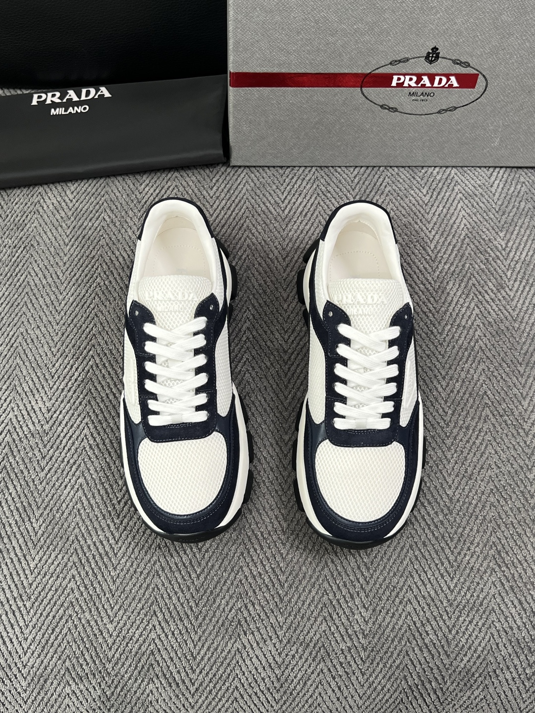 PRADA  高品质  顶级工艺品 普拉达 专柜同步 原厂配置，意大利进口原版牛皮面料，透气舒适进口水染牛里垫，鞋底：原