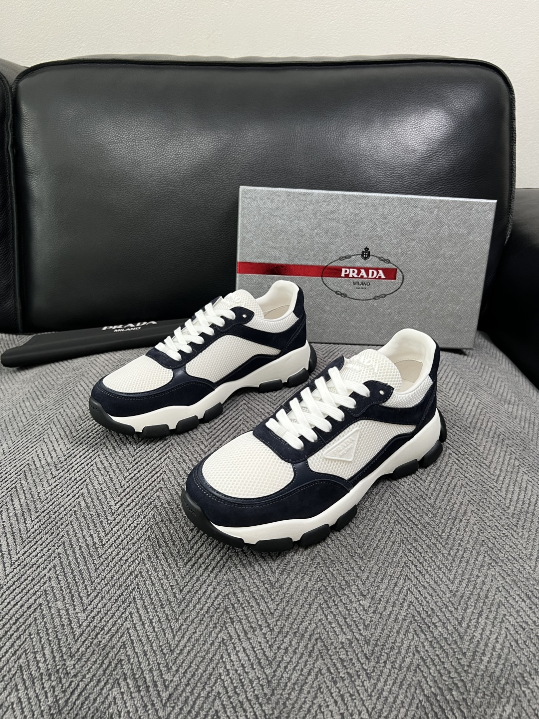 PRADA  高品质  顶级工艺品 普拉达 专柜同步 原厂配置，意大利进口原版牛皮面料，透气舒适进口水染牛里垫，鞋底：原