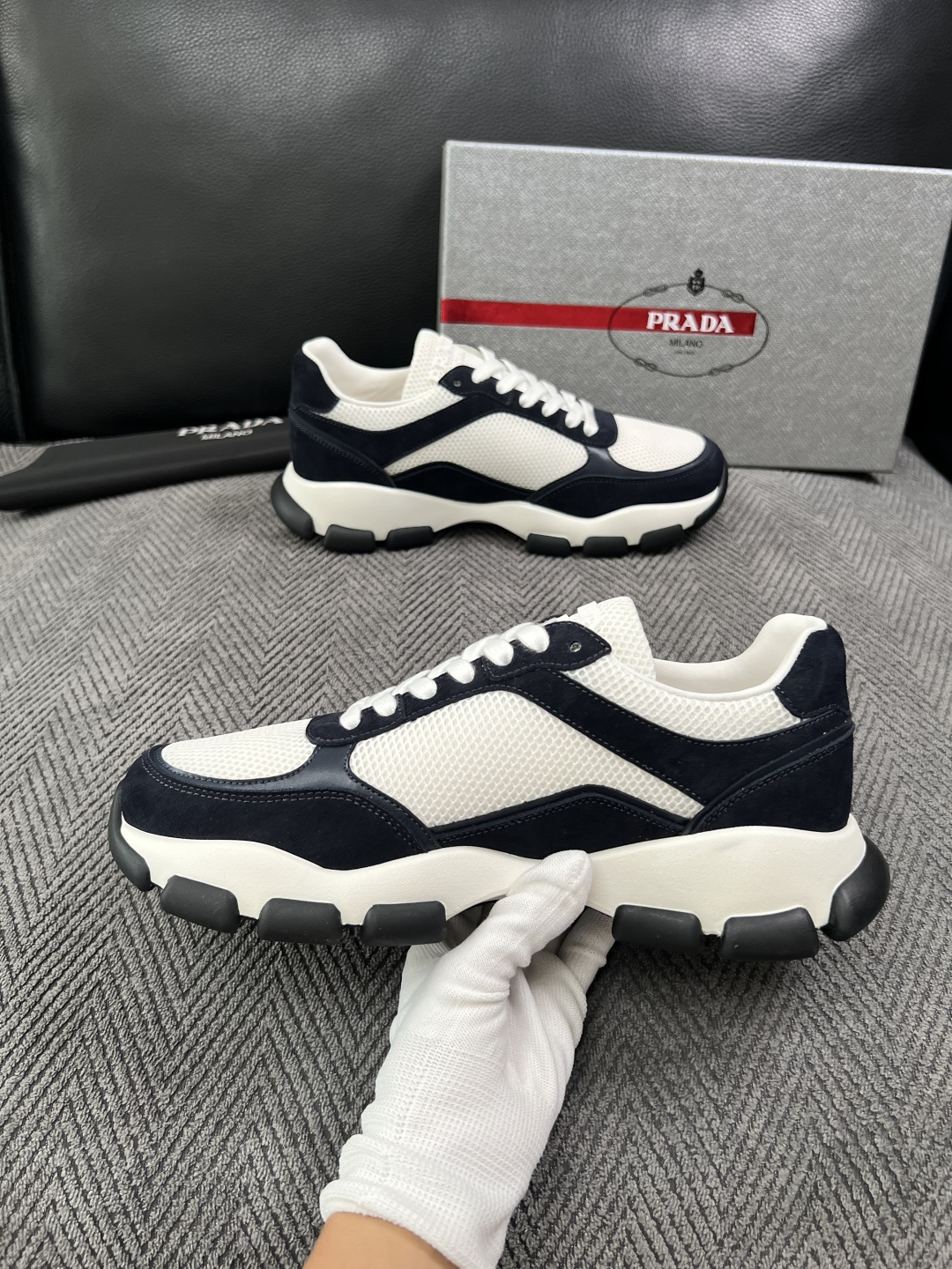PRADA  高品质  顶级工艺品 普拉达 专柜同步 原厂配置，意大利进口原版牛皮面料，透气舒适进口水染牛里垫，鞋底：原