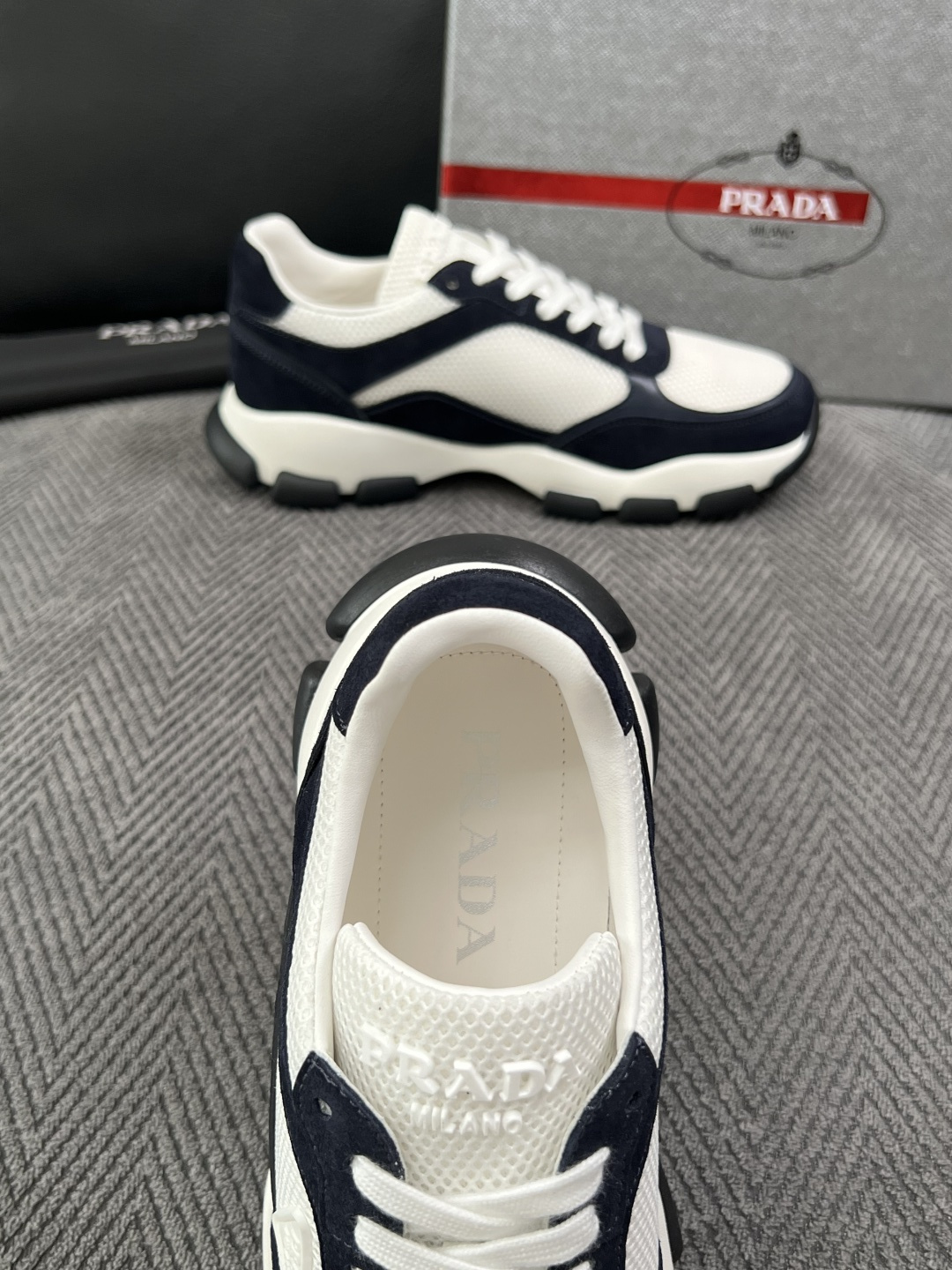 PRADA  高品质  顶级工艺品 普拉达 专柜同步 原厂配置，意大利进口原版牛皮面料，透气舒适进口水染牛里垫，鞋底：原