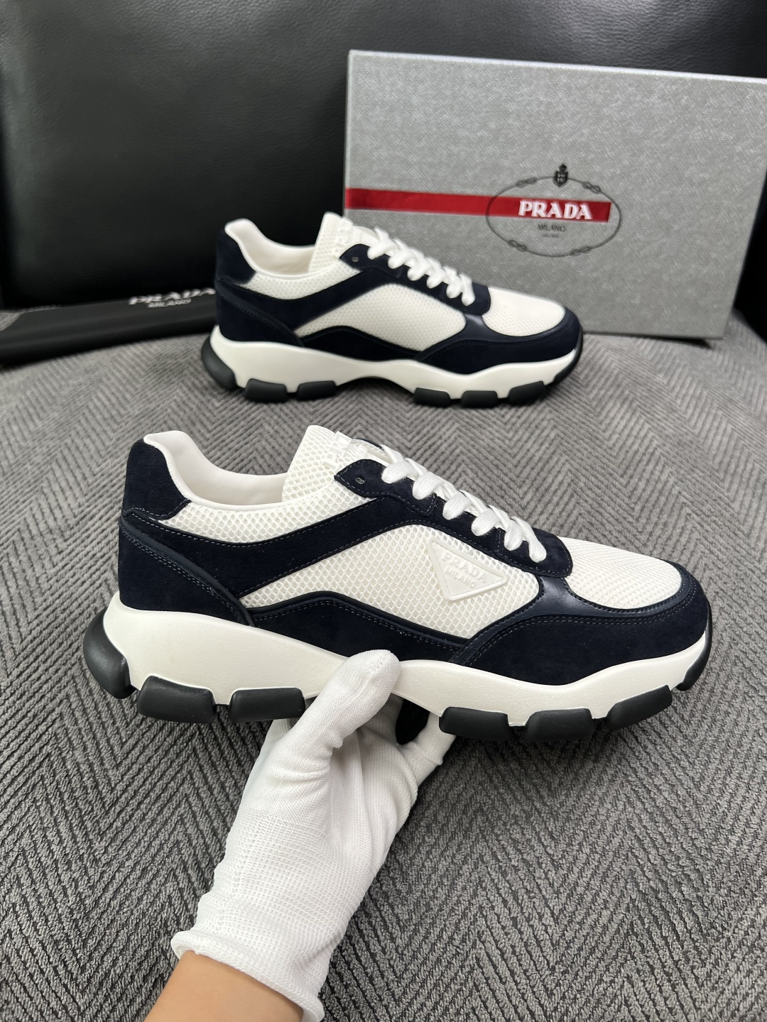 PRADA  高品质  顶级工艺品 普拉达 专柜同步 原厂配置，意大利进口原版牛皮面料，透气舒适进口水染牛里垫，鞋底：原