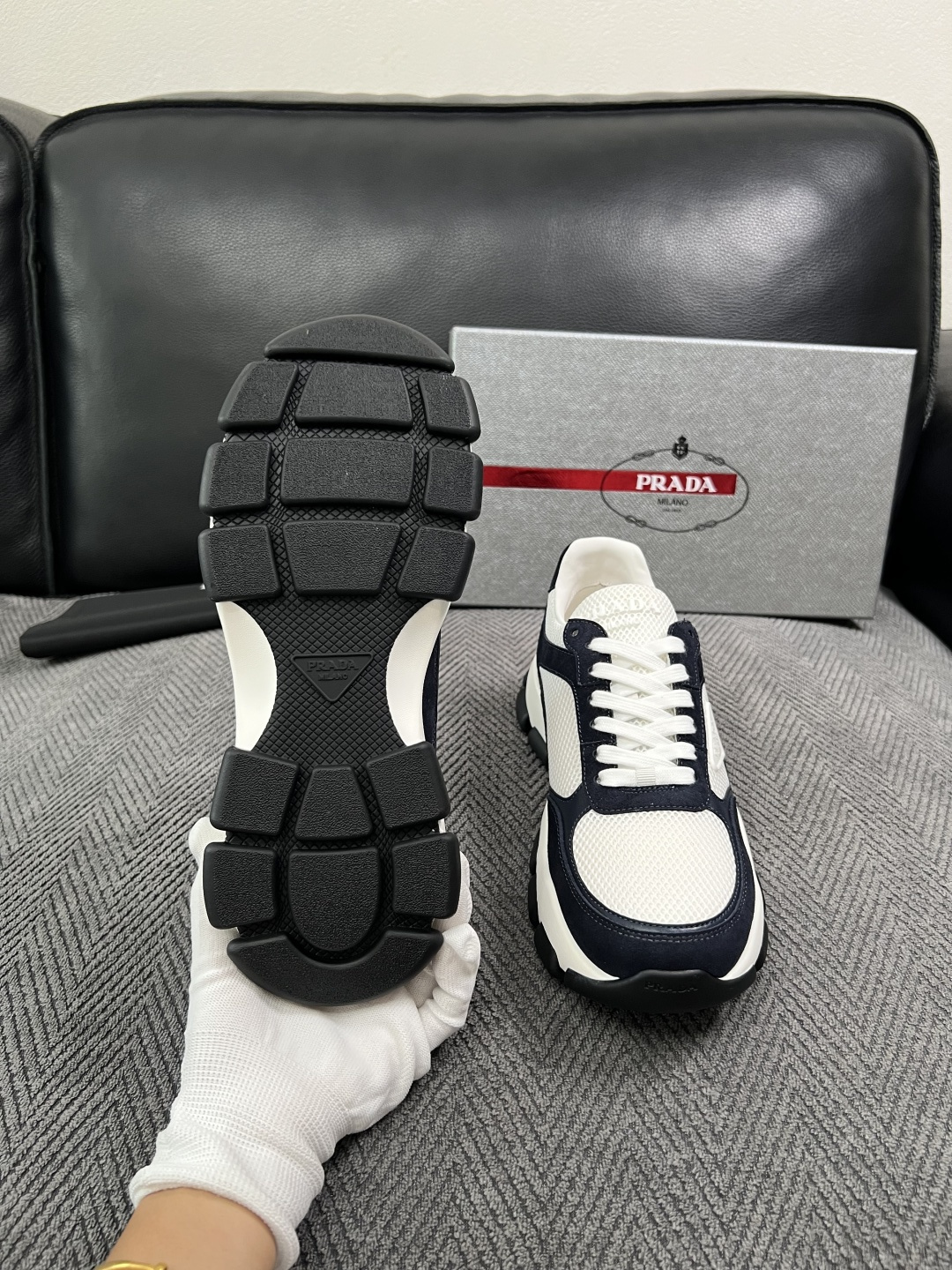 PRADA  高品质  顶级工艺品 普拉达 专柜同步 原厂配置，意大利进口原版牛皮面料，透气舒适进口水染牛里垫，鞋底：原
