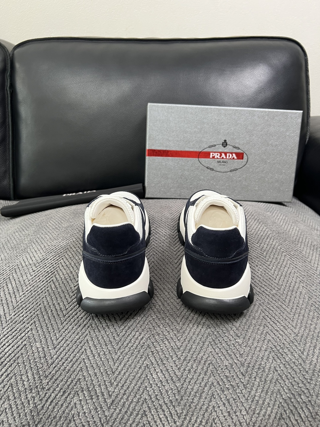 PRADA  高品质  顶级工艺品 普拉达 专柜同步 原厂配置，意大利进口原版牛皮面料，透气舒适进口水染牛里垫，鞋底：原