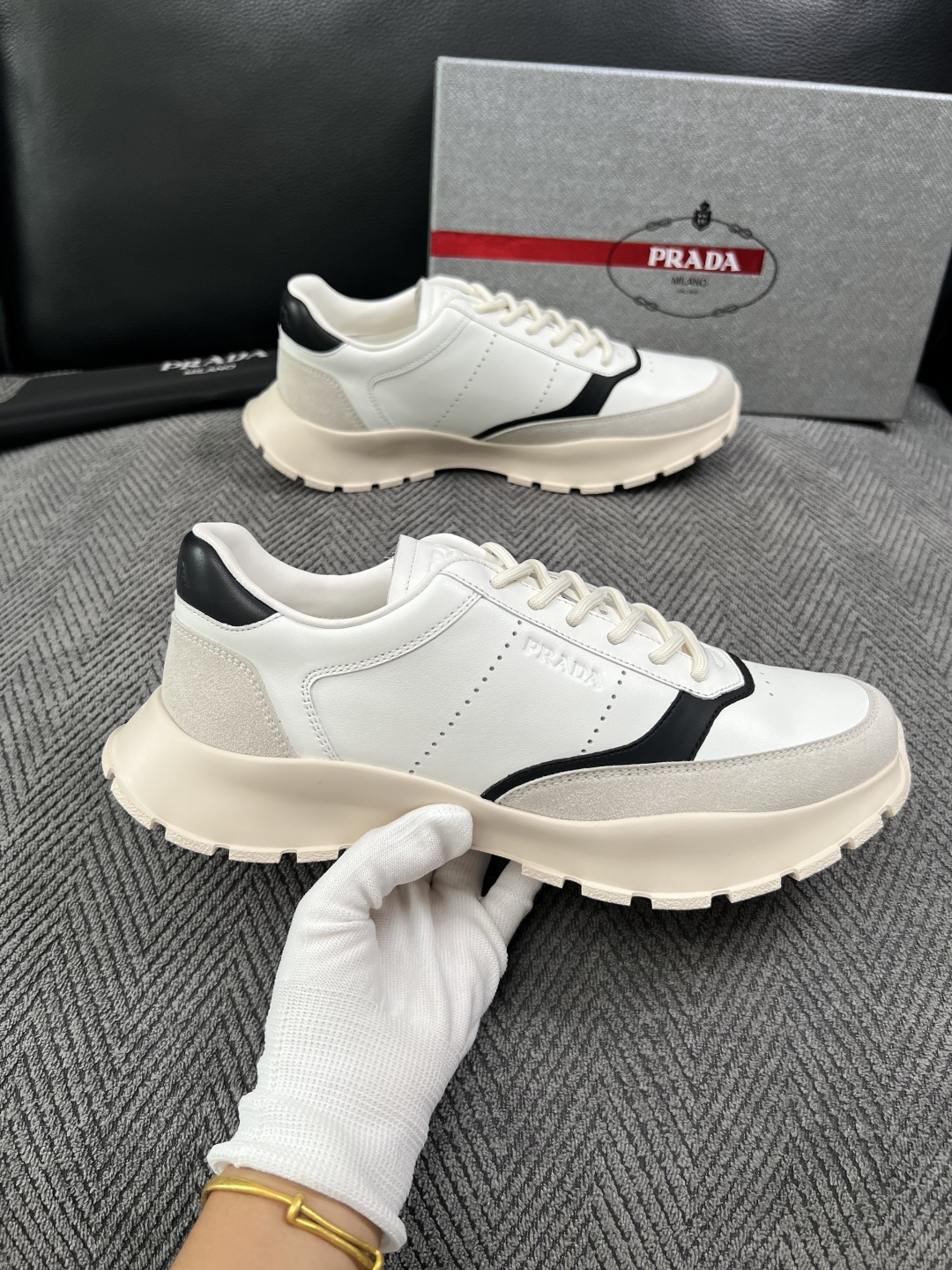 PRADA  高品质  顶级工艺品 普拉达 专柜同步 原厂配置，意大利进口原版牛皮面料，透气舒适进口水染牛里垫，鞋底：原