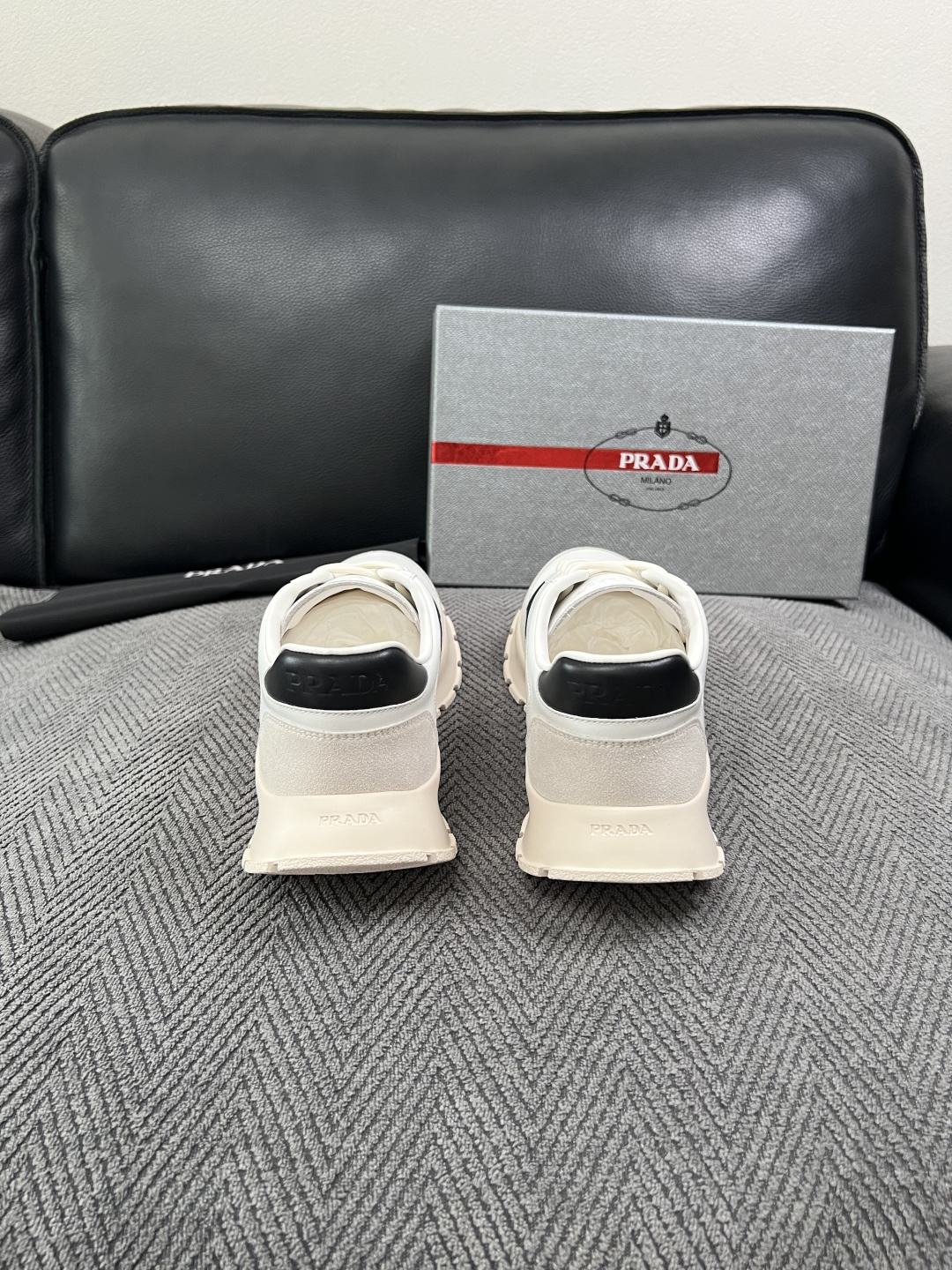 PRADA  高品质  顶级工艺品 普拉达 专柜同步 原厂配置，意大利进口原版牛皮面料，透气舒适进口水染牛里垫，鞋底：原
