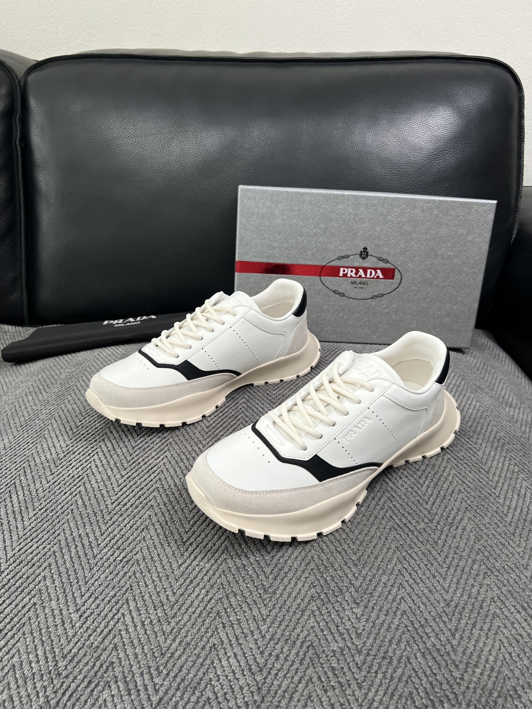 PRADA  高品质  顶级工艺品 普拉达 专柜同步 原厂配置，意大利进口原版牛皮面料，透气舒适进口水染牛里垫，鞋底：原