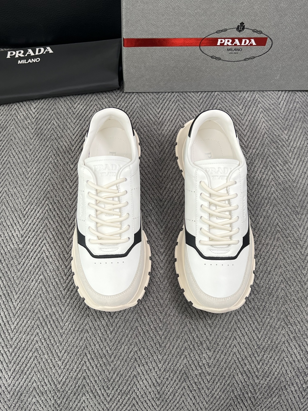 PRADA  高品质  顶级工艺品 普拉达 专柜同步 原厂配置，意大利进口原版牛皮面料，透气舒适进口水染牛里垫，鞋底：原
