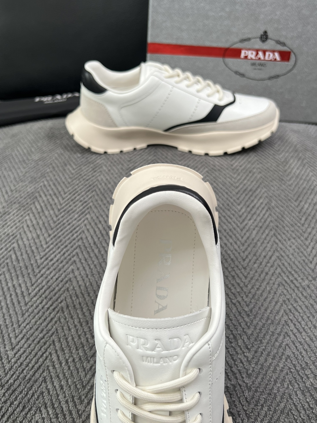 PRADA  高品质  顶级工艺品 普拉达 专柜同步 原厂配置，意大利进口原版牛皮面料，透气舒适进口水染牛里垫，鞋底：原