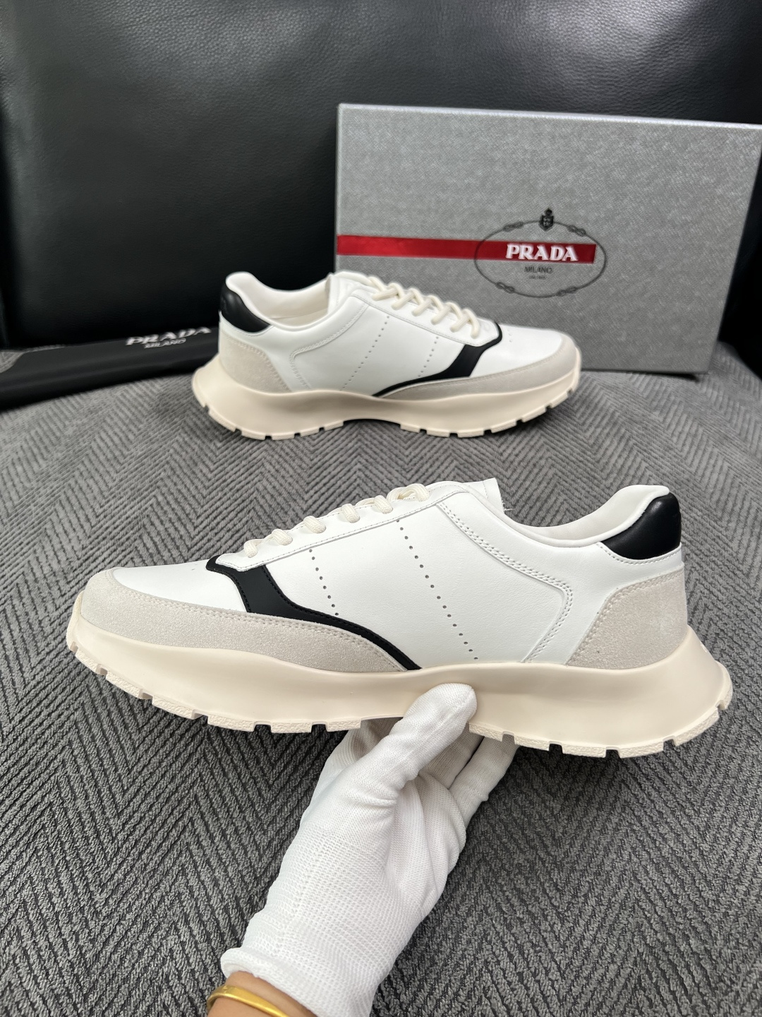 PRADA  高品质  顶级工艺品 普拉达 专柜同步 原厂配置，意大利进口原版牛皮面料，透气舒适进口水染牛里垫，鞋底：原