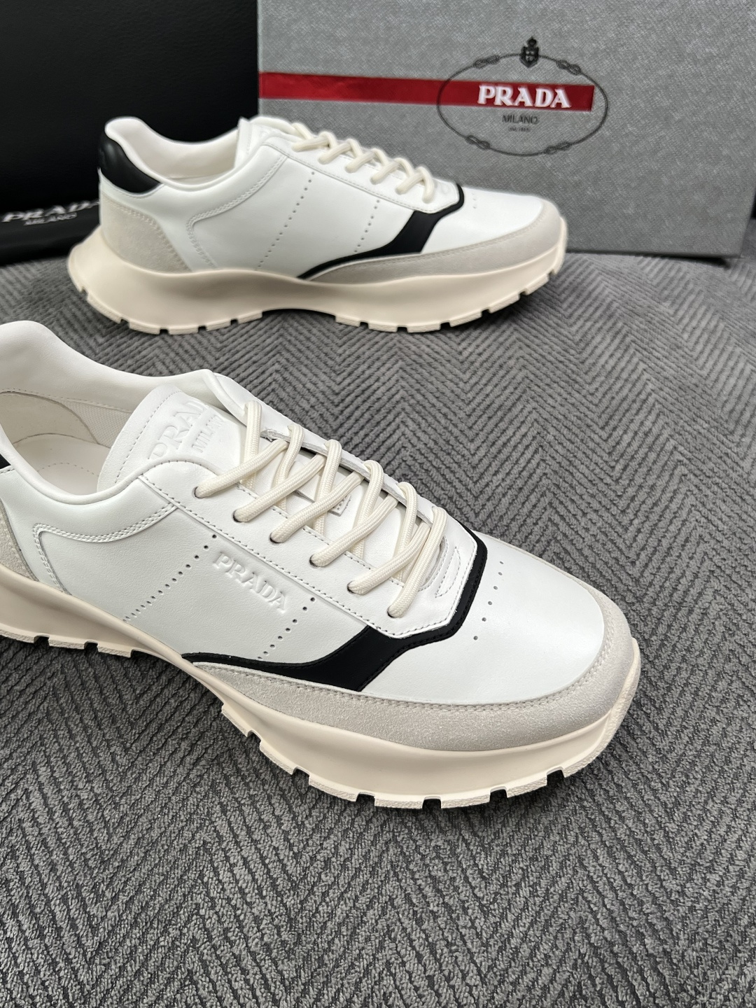 PRADA  高品质  顶级工艺品 普拉达 专柜同步 原厂配置，意大利进口原版牛皮面料，透气舒适进口水染牛里垫，鞋底：原