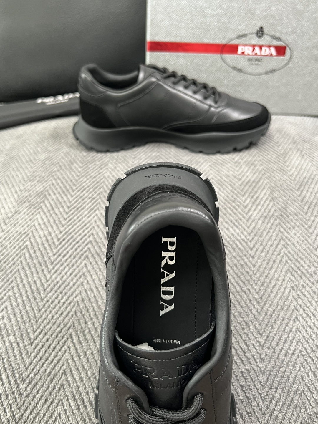 PRADA  高品质  顶级工艺品 普拉达 专柜同步 原厂配置，意大利进口原版牛皮面料，透气舒适进口水染牛里垫，鞋底：原