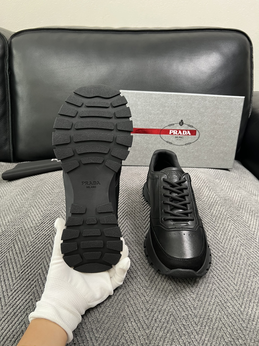 PRADA  高品质  顶级工艺品 普拉达 专柜同步 原厂配置，意大利进口原版牛皮面料，透气舒适进口水染牛里垫，鞋底：原