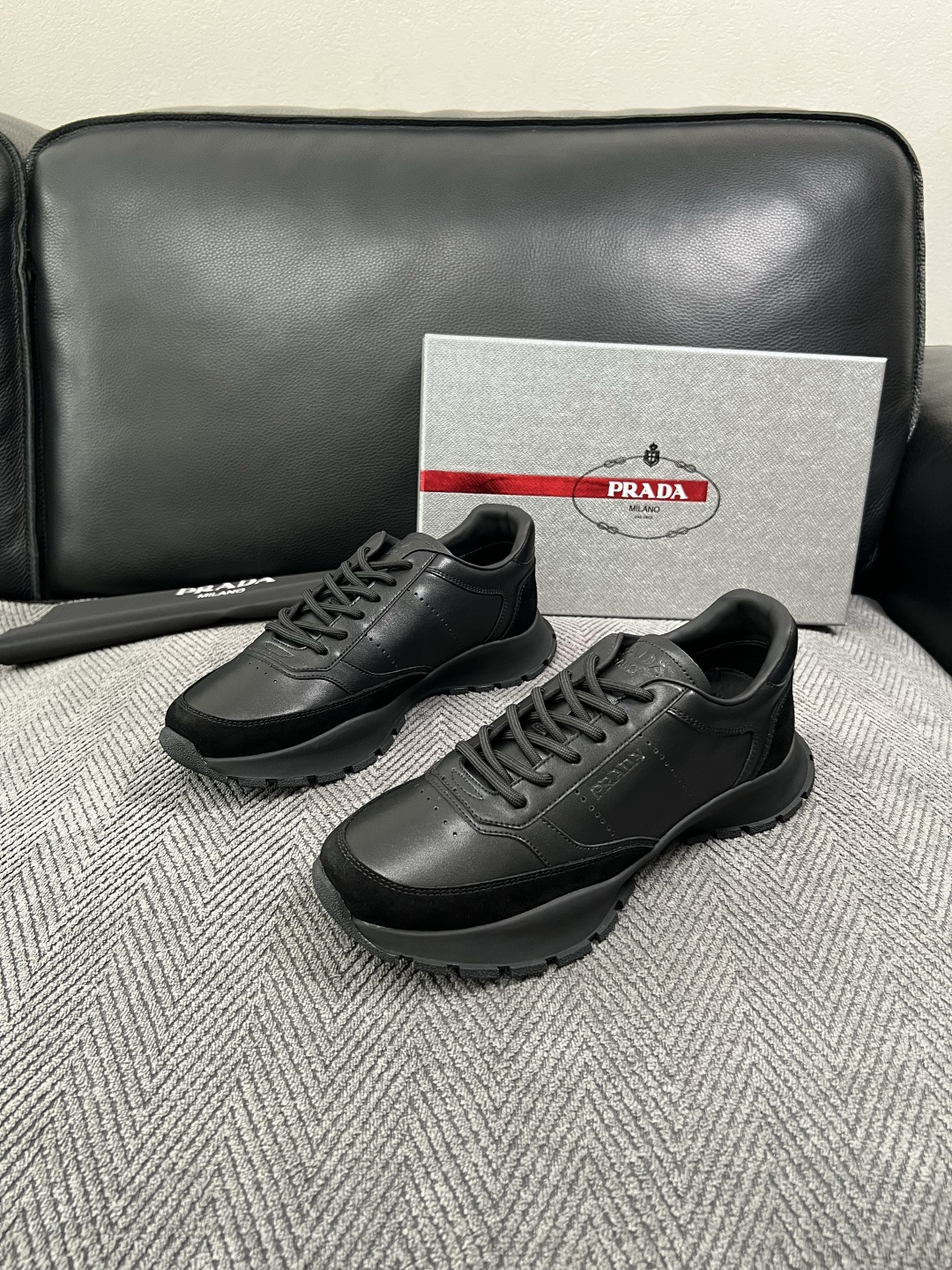 PRADA  高品质  顶级工艺品 普拉达 专柜同步 原厂配置，意大利进口原版牛皮面料，透气舒适进口水染牛里垫，鞋底：原