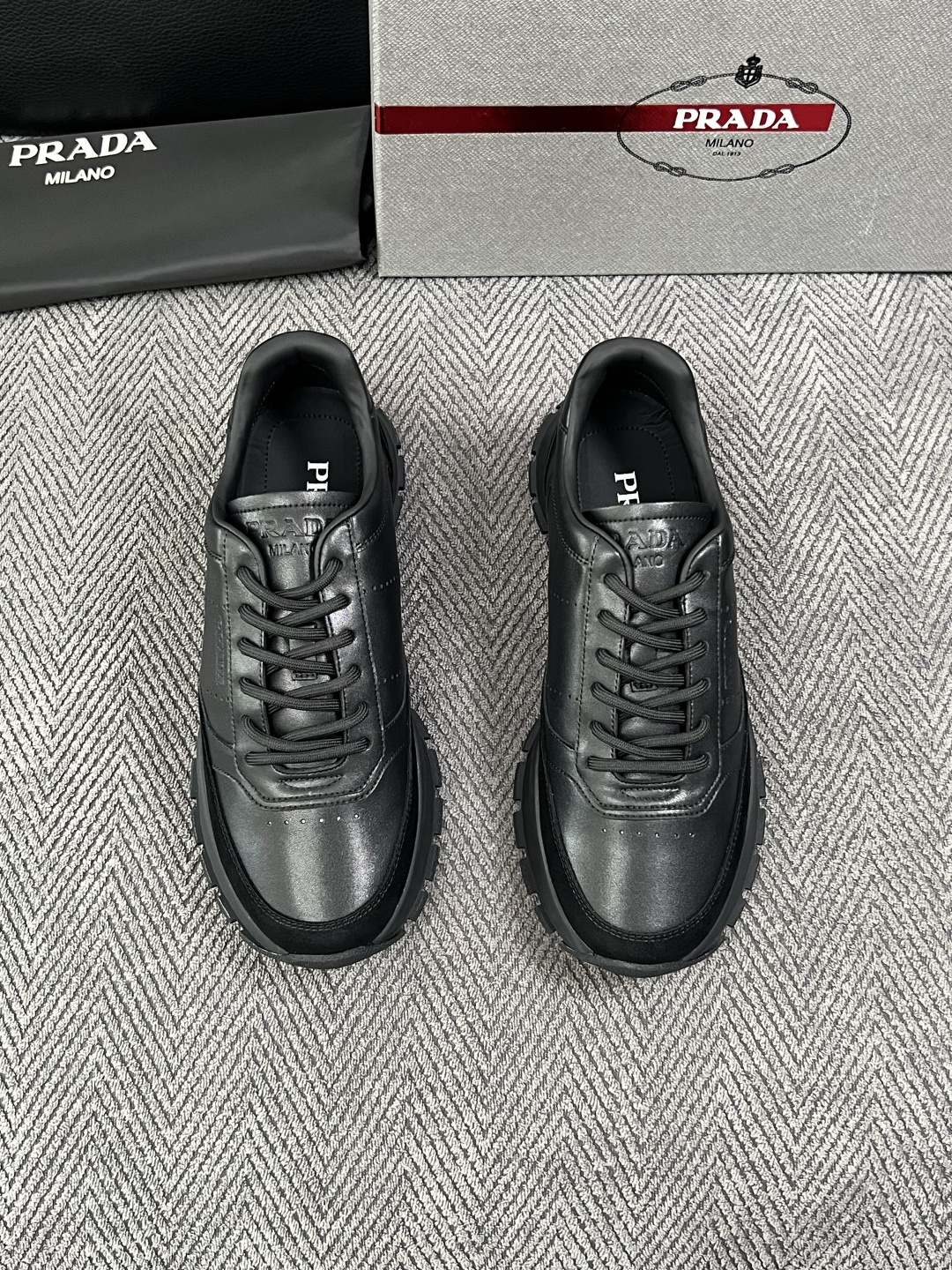 PRADA  高品质  顶级工艺品 普拉达 专柜同步 原厂配置，意大利进口原版牛皮面料，透气舒适进口水染牛里垫，鞋底：原