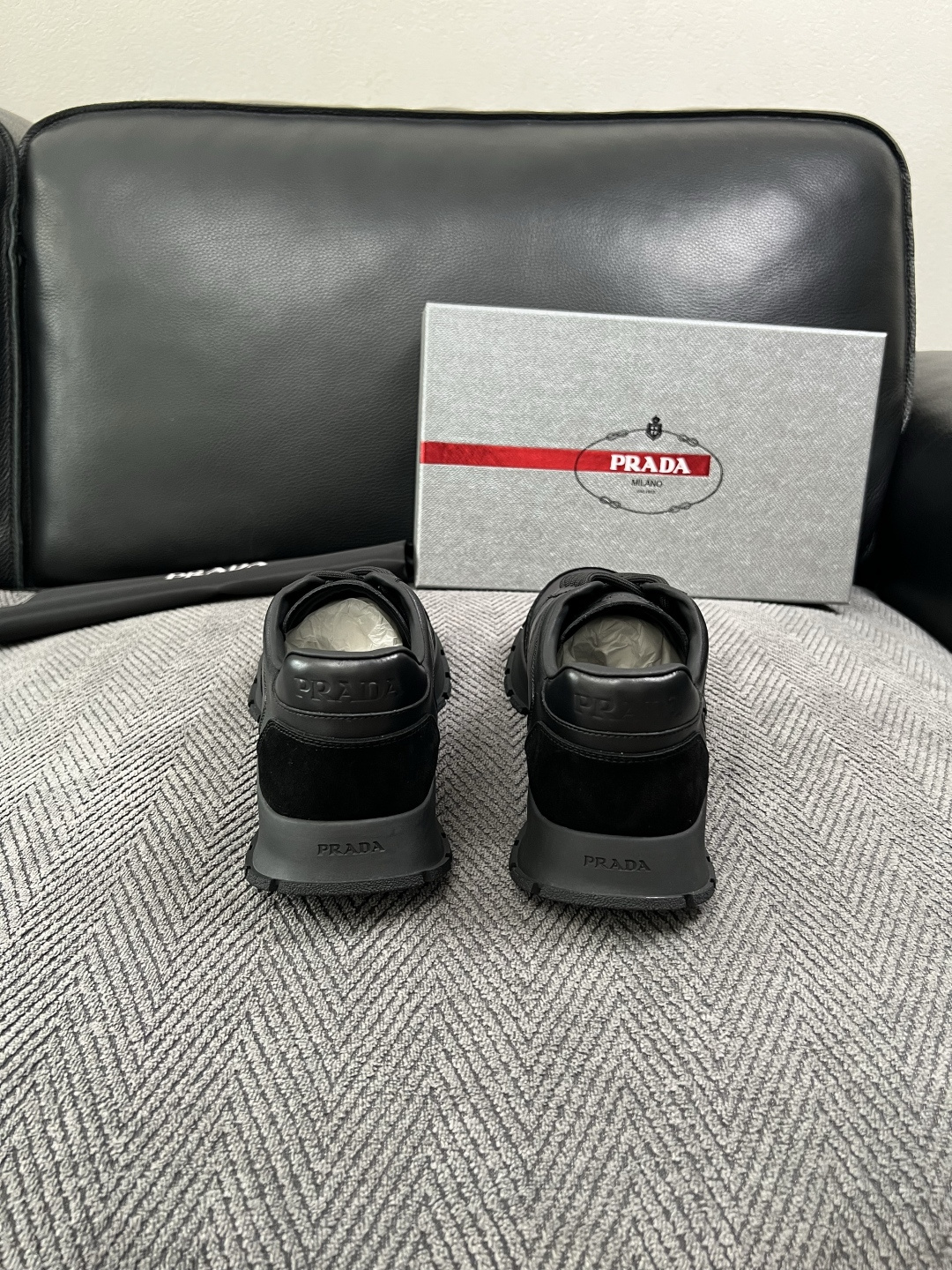 PRADA  高品质  顶级工艺品 普拉达 专柜同步 原厂配置，意大利进口原版牛皮面料，透气舒适进口水染牛里垫，鞋底：原
