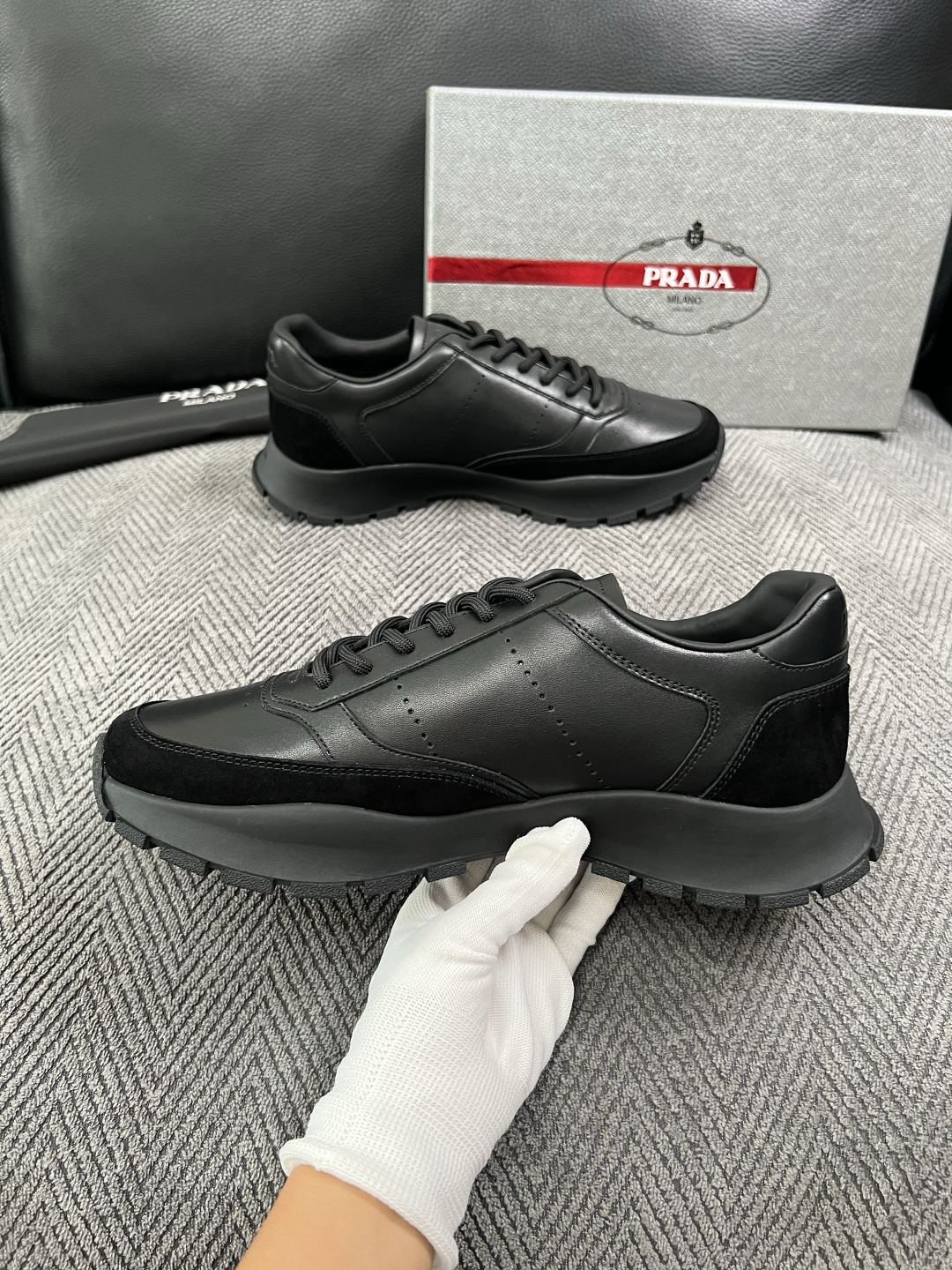 PRADA  高品质  顶级工艺品 普拉达 专柜同步 原厂配置，意大利进口原版牛皮面料，透气舒适进口水染牛里垫，鞋底：原