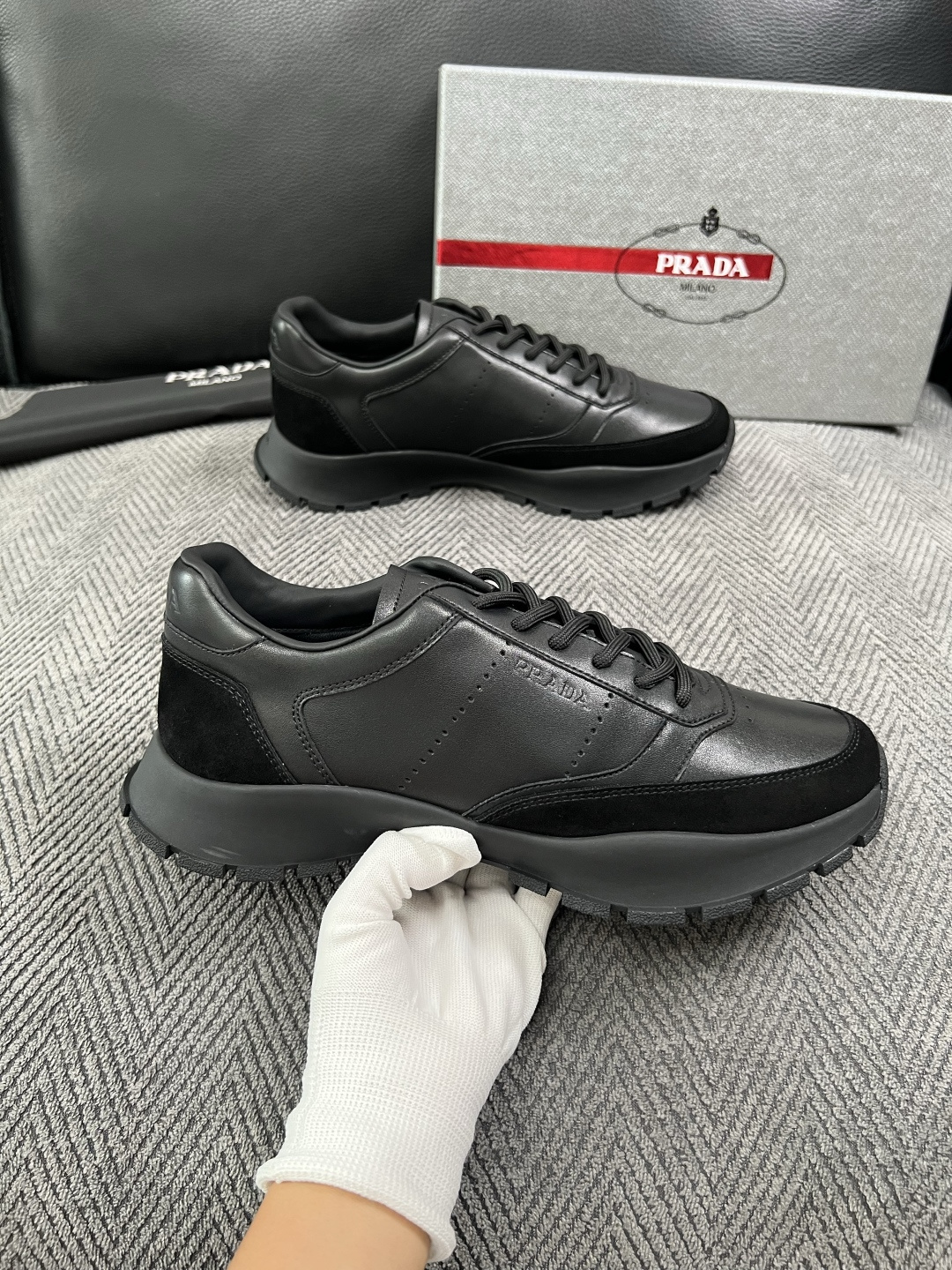 PRADA  高品质  顶级工艺品 普拉达 专柜同步 原厂配置，意大利进口原版牛皮面料，透气舒适进口水染牛里垫，鞋底：原