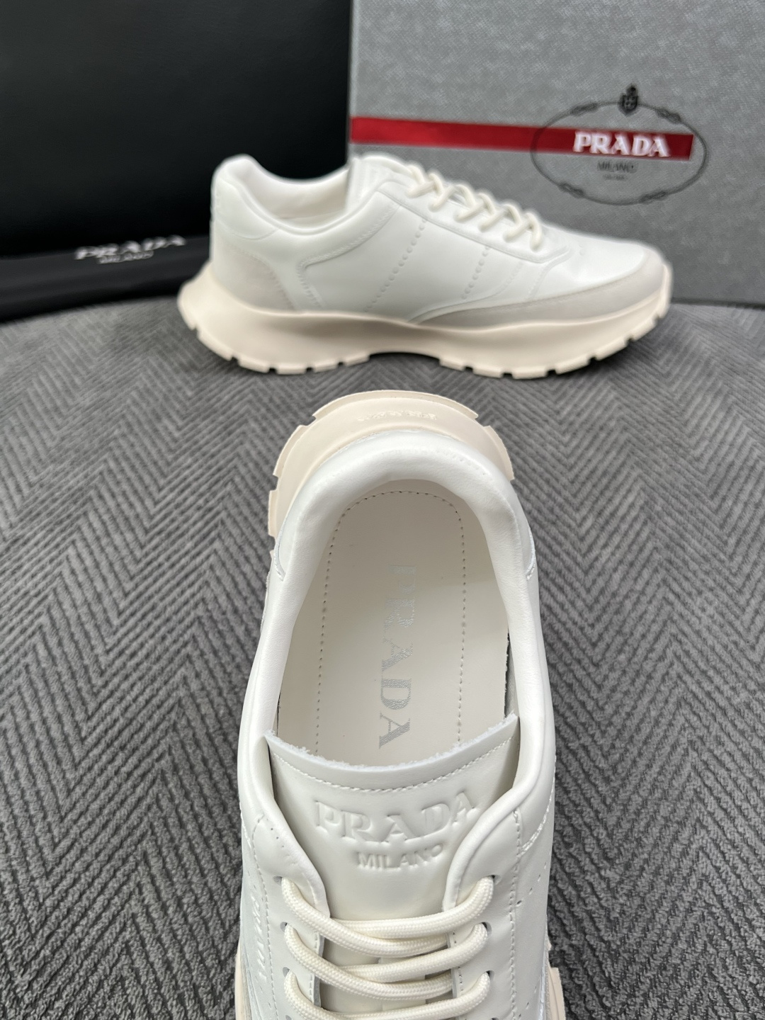 PRADA  高品质  顶级工艺品 普拉达 专柜同步 原厂配置，意大利进口原版牛皮面料，透气舒适进口水染牛里垫，鞋底：原