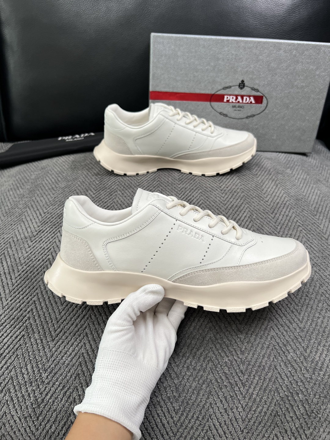 PRADA  高品质  顶级工艺品 普拉达 专柜同步 原厂配置，意大利进口原版牛皮面料，透气舒适进口水染牛里垫，鞋底：原