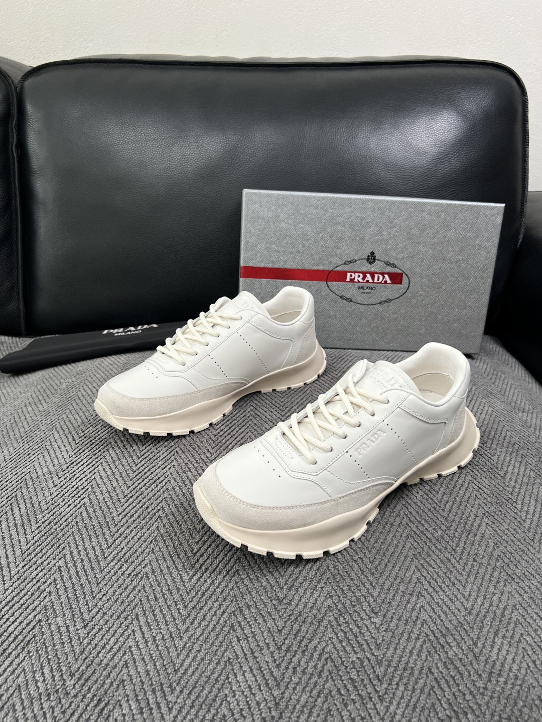 PRADA  高品质  顶级工艺品 普拉达 专柜同步 原厂配置，意大利进口原版牛皮面料，透气舒适进口水染牛里垫，鞋底：原