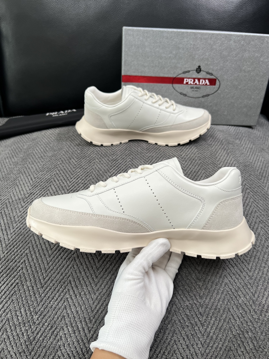 PRADA  高品质  顶级工艺品 普拉达 专柜同步 原厂配置，意大利进口原版牛皮面料，透气舒适进口水染牛里垫，鞋底：原