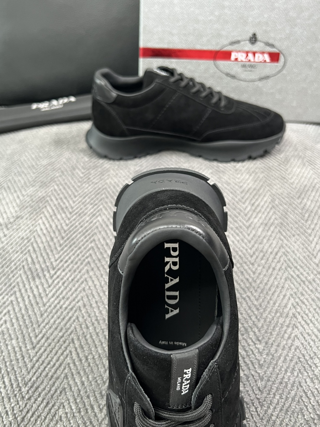 PRADA  高品质  顶级工艺品 普拉达 专柜同步 原厂配置，意大利进口原版牛皮面料，透气舒适进口水染牛里垫，鞋底：原